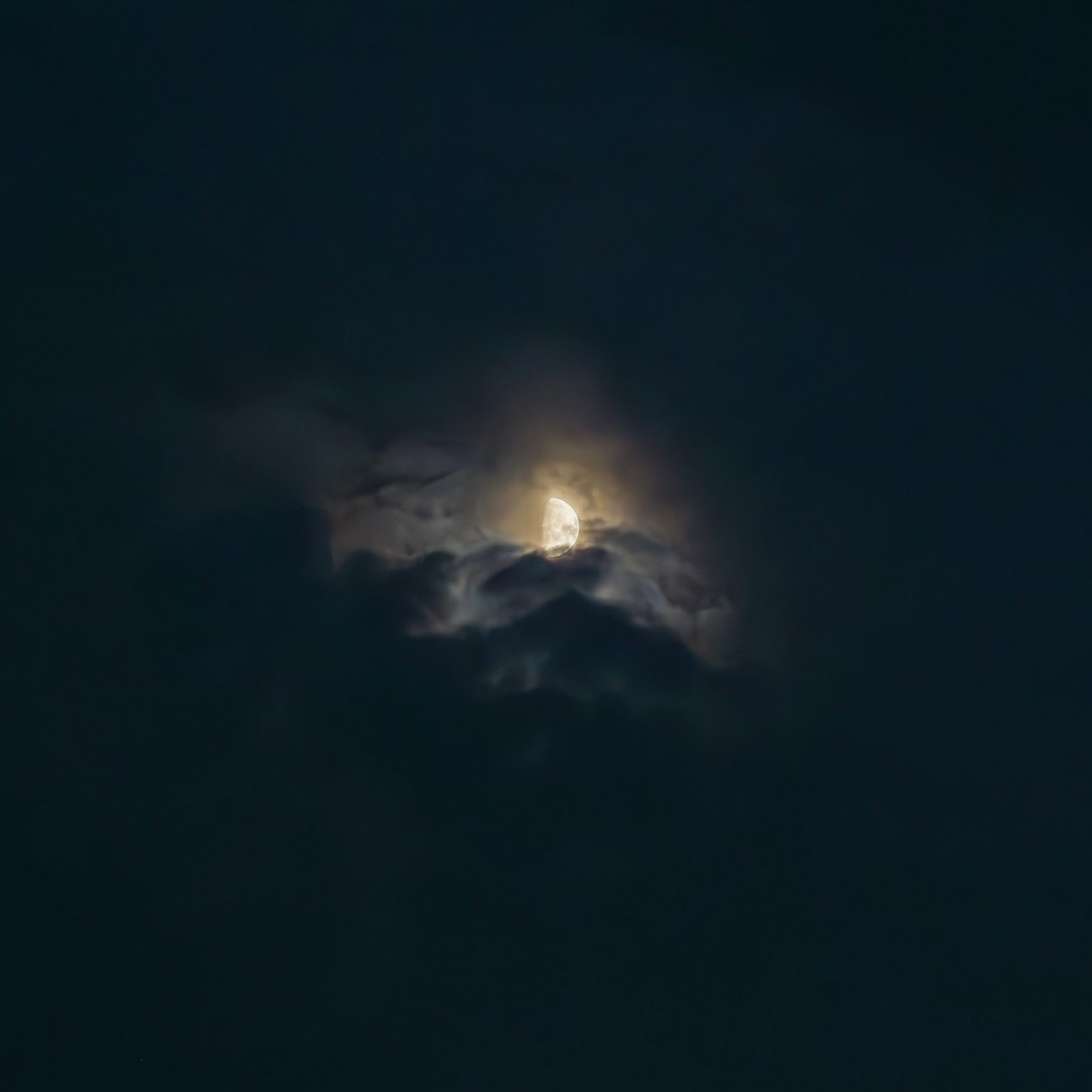 Lumière de la lune brilliante à travers des nuages sombres