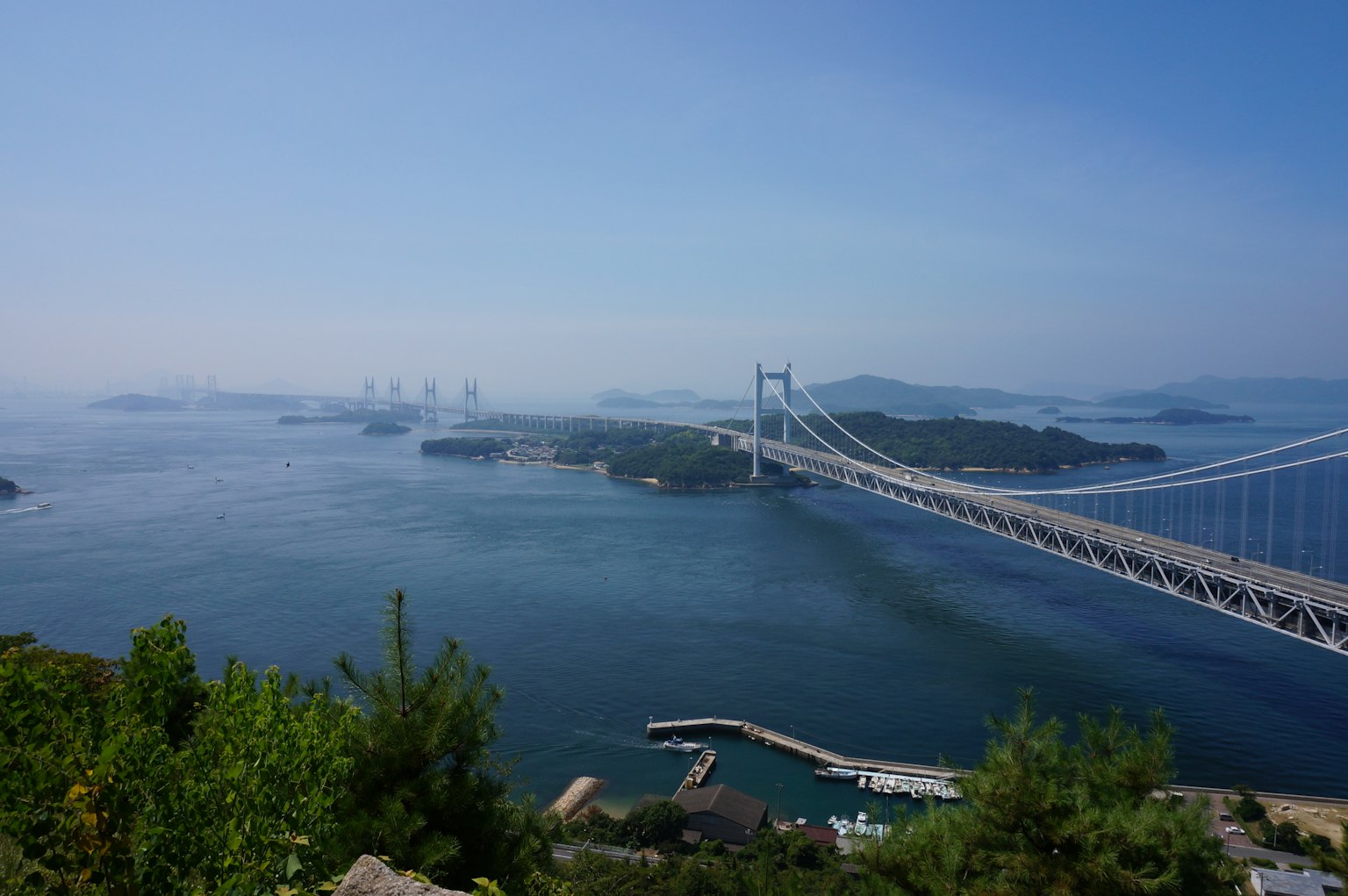 Vista panoramica di un ponte su acque blu con isole sullo sfondo