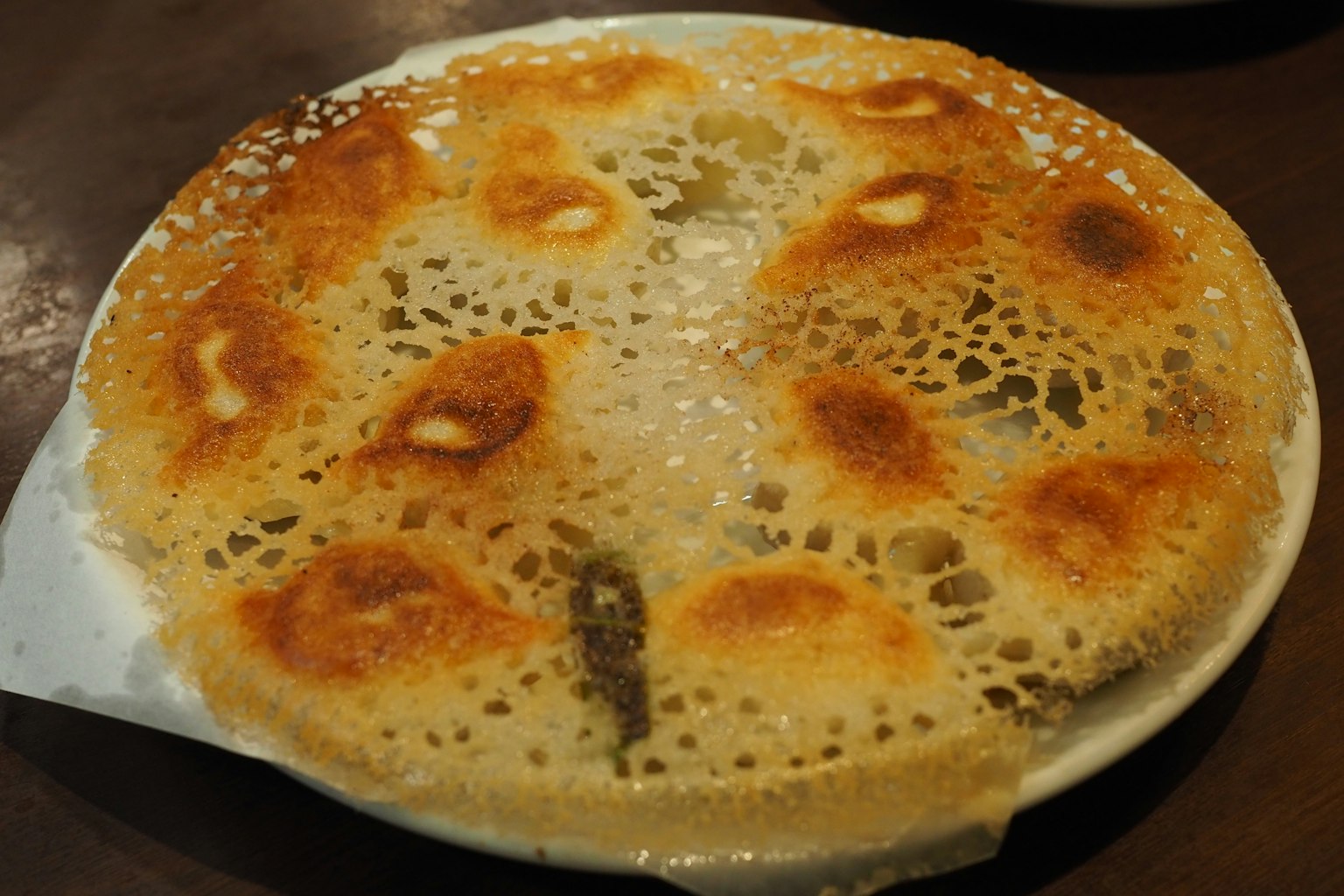 Un piatto di ravioli fritti con una superficie dorata e croccante