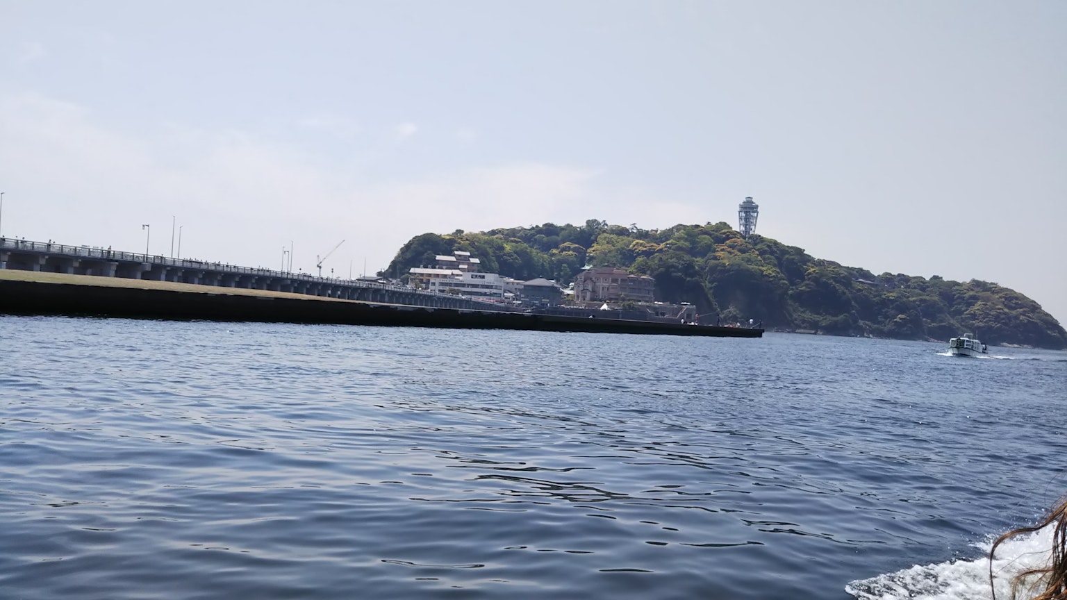 Vue pittoresque d'une île avec un phare et une mer bleue