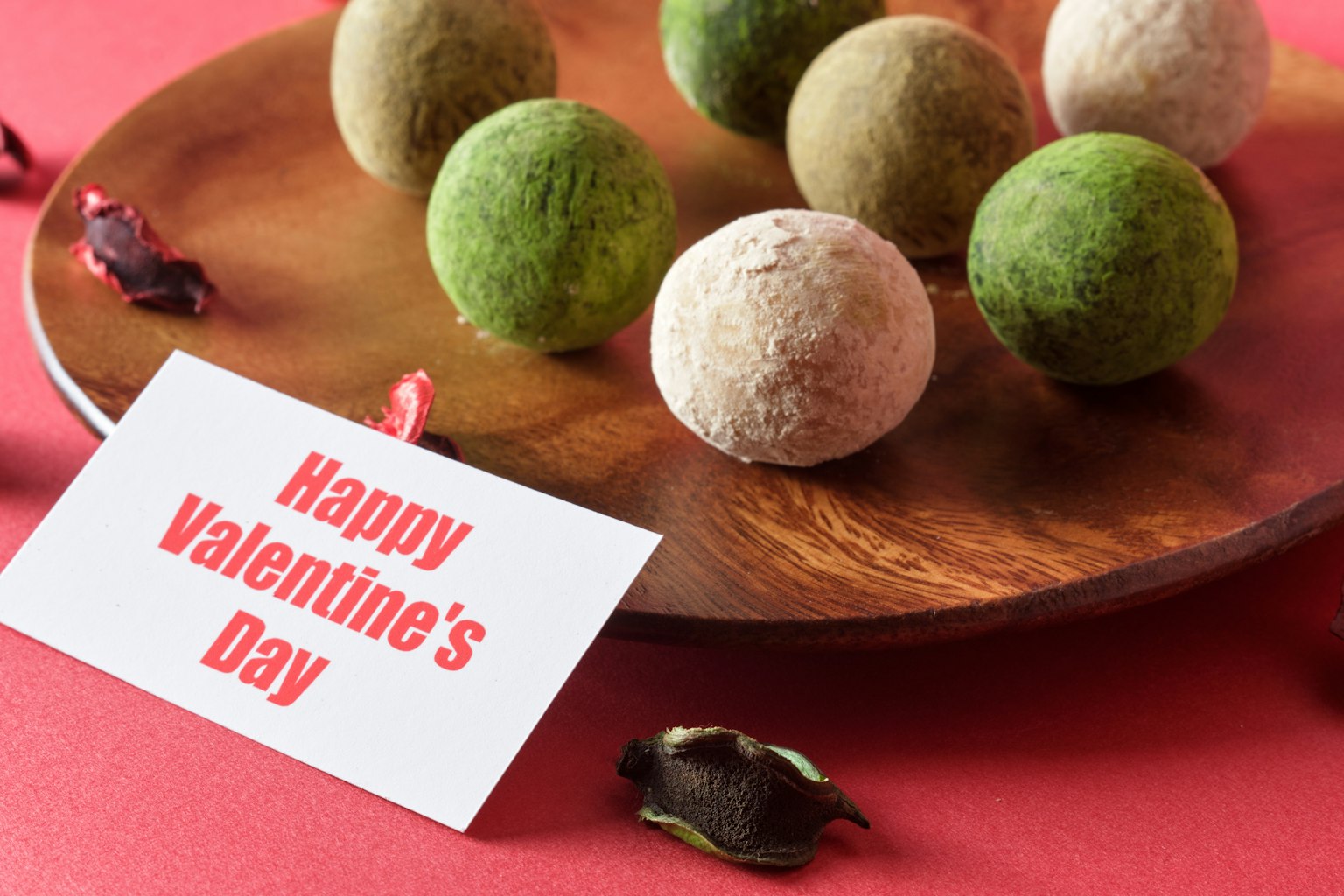 Carte de vœux de la Saint-Valentin avec des bonbons ronds colorés