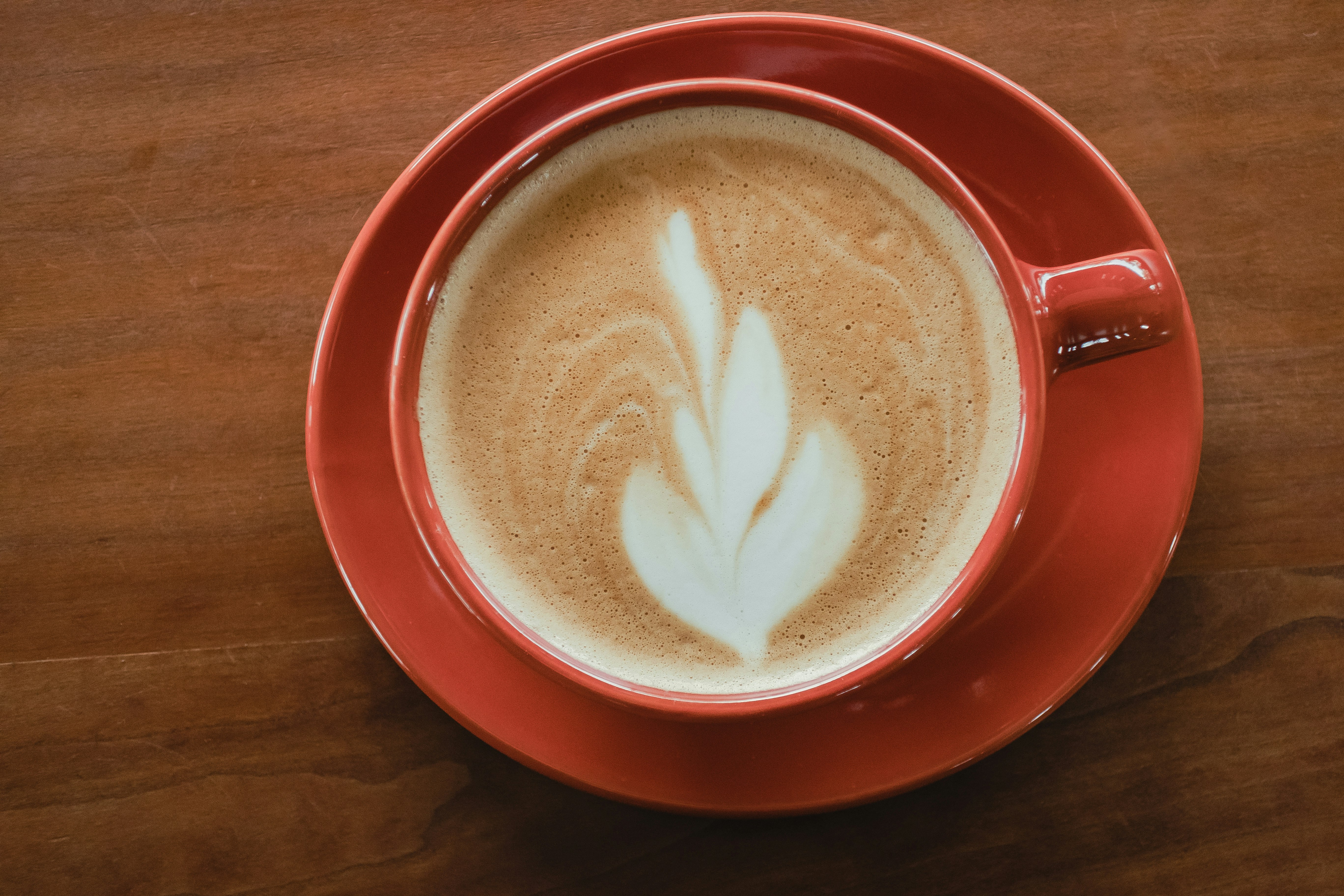 ラテアートのあるカフェラテのカップ