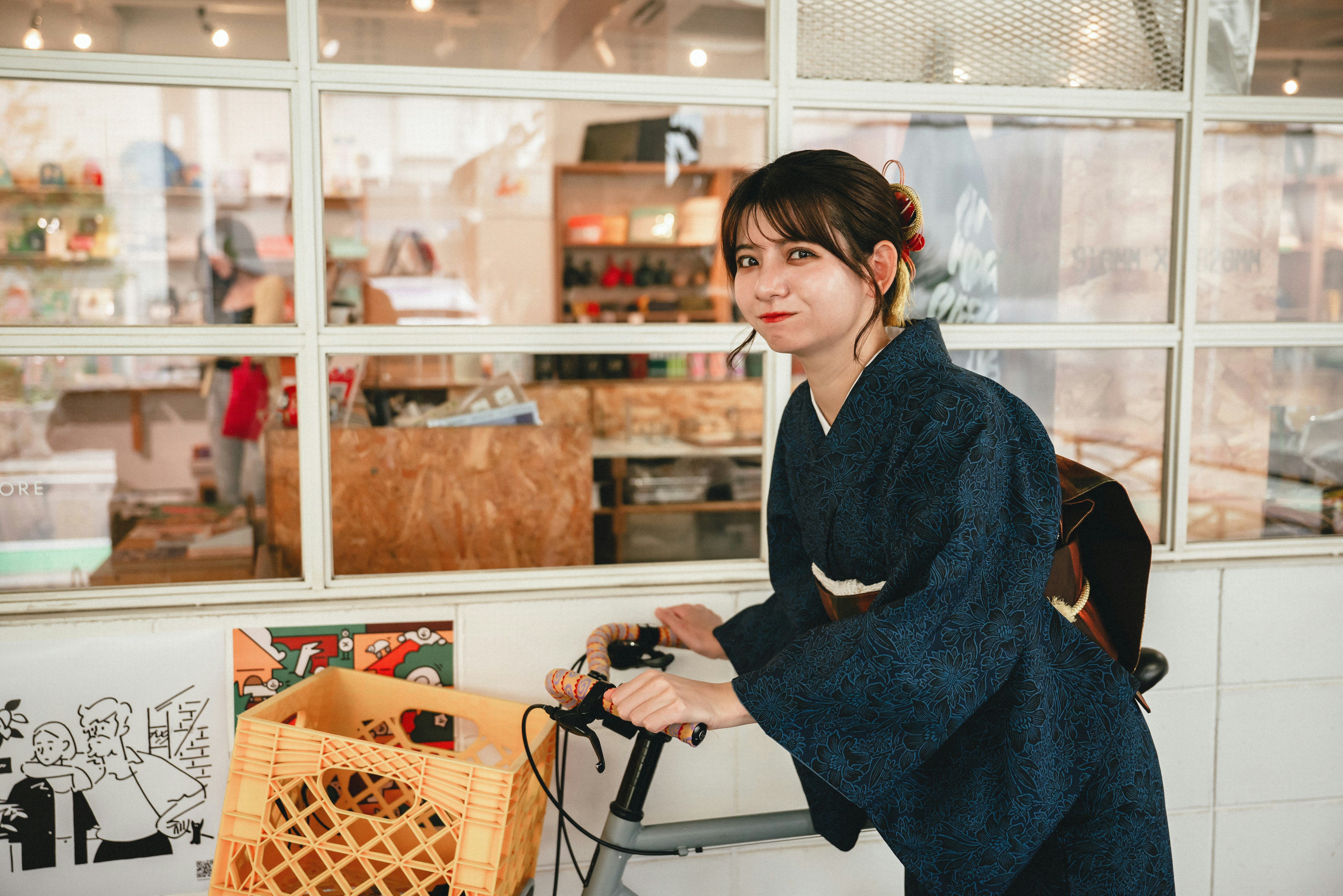 店內拿著消毒噴霧的女性
