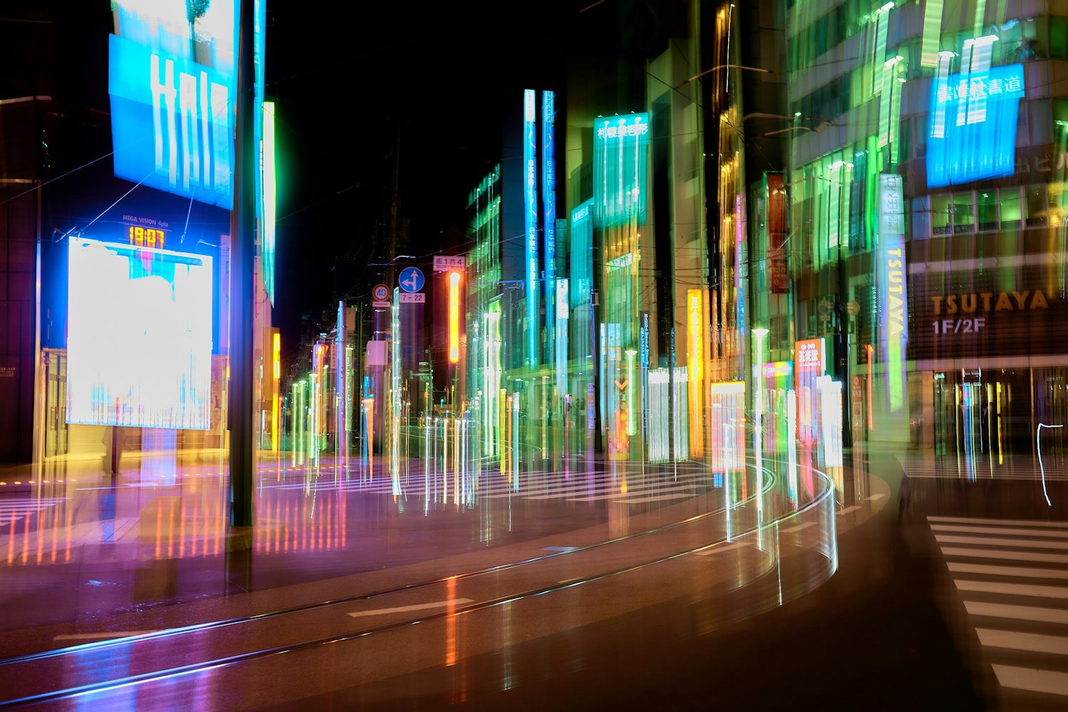 Eine lebendige Nachtszene mit verschwommenen Neonlichtern und bunten Lichtern