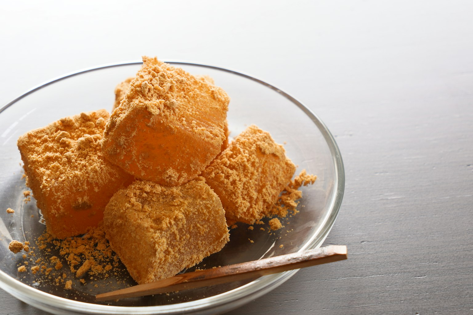 Cubi di zucchero di canna cosparsi di noci tritate su un piatto