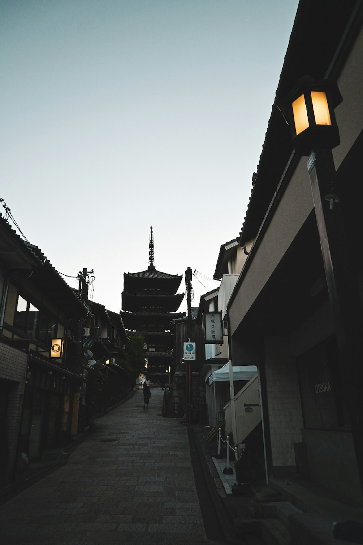 Pemandangan senja jalan tua dengan lentera