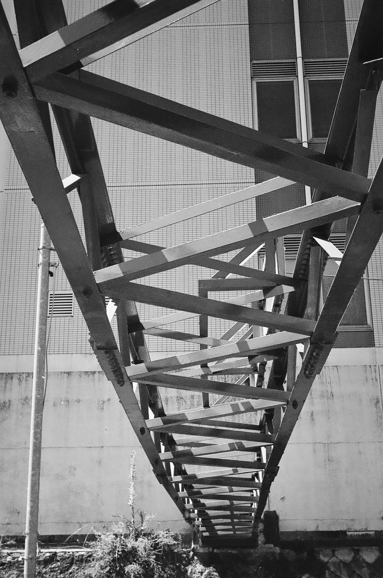 Vue d'en bas d'une structure métallique avec des poutres en acier croisées