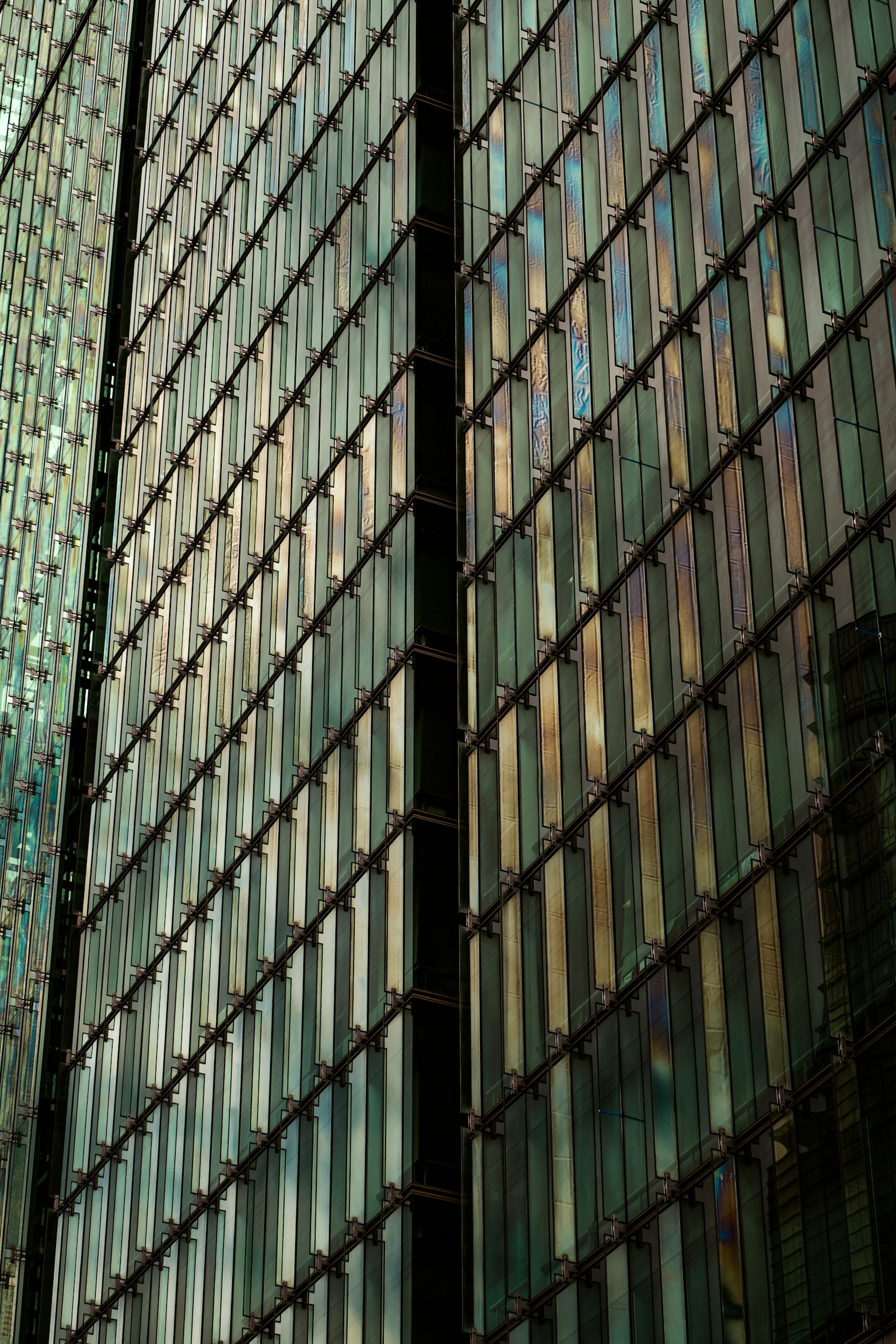 ガラスのファサードを持つ高層ビルの側面のクローズアップ