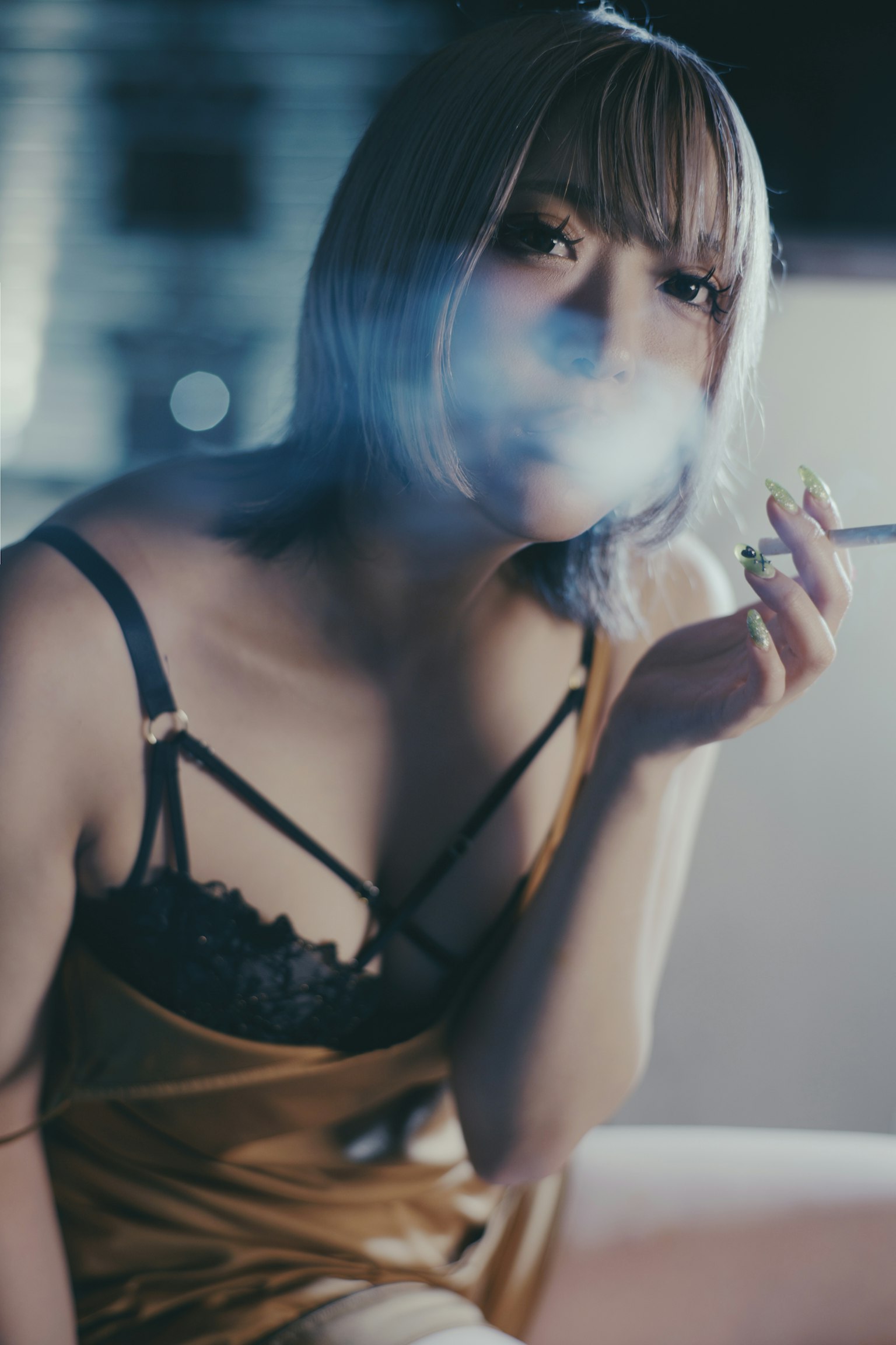 Ritratto di una donna che fuma con capelli a caschetto e abbigliamento sexy