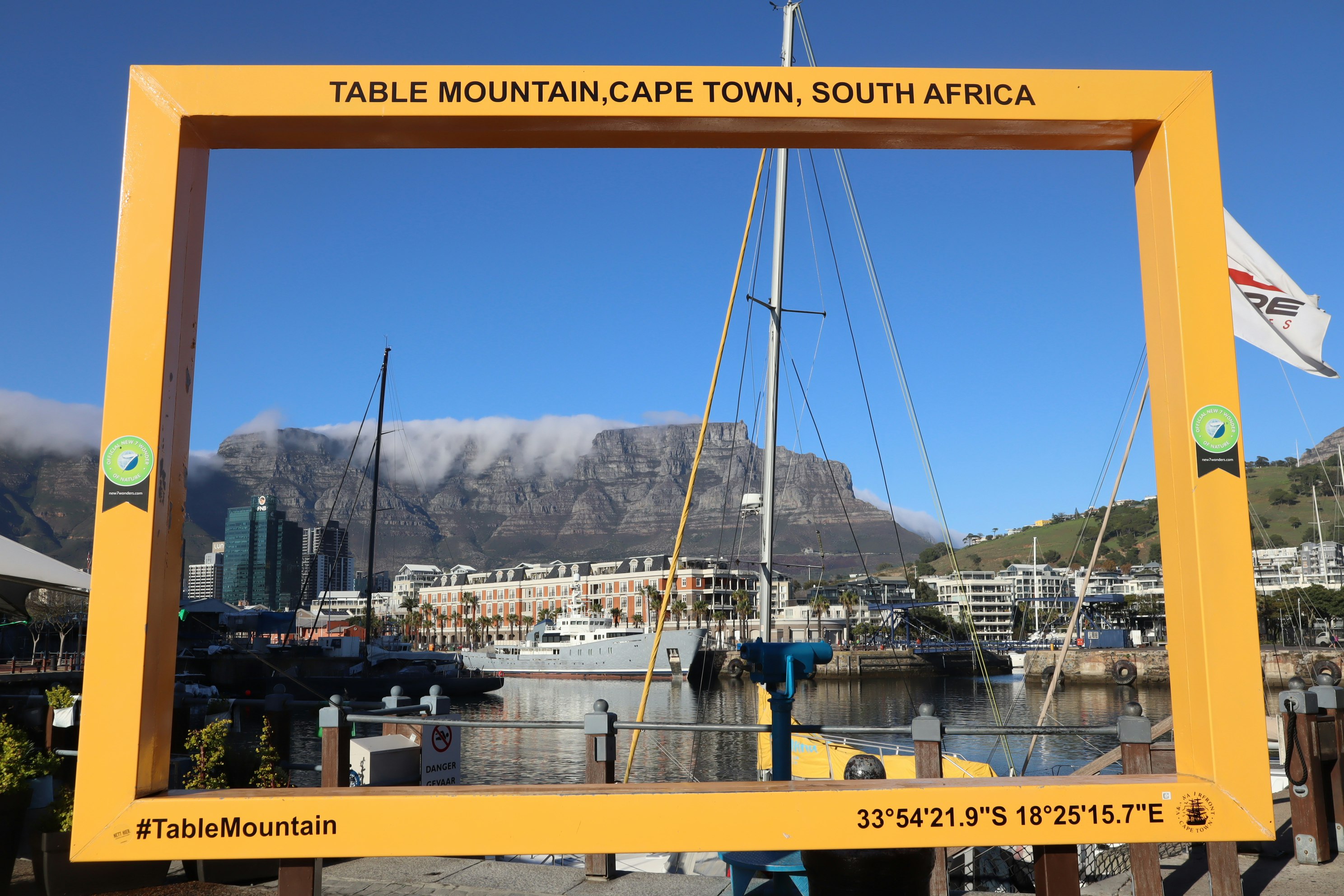 Yachthafen-Steganlage mit Yachten und Table Mountain im Hintergrund