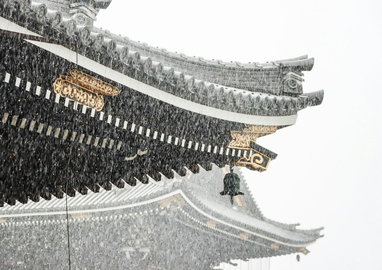 大雪中的傳統建築屋頂細節