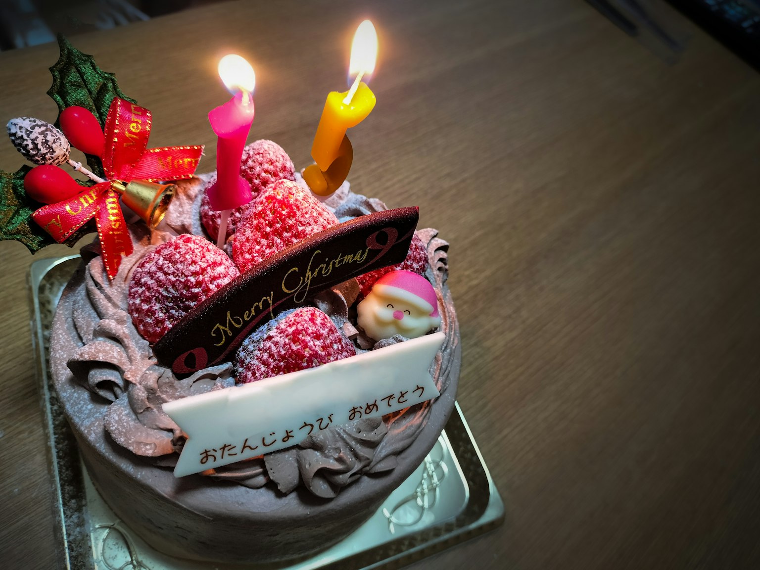 聖誕蛋糕上有蠟燭和裝飾元素