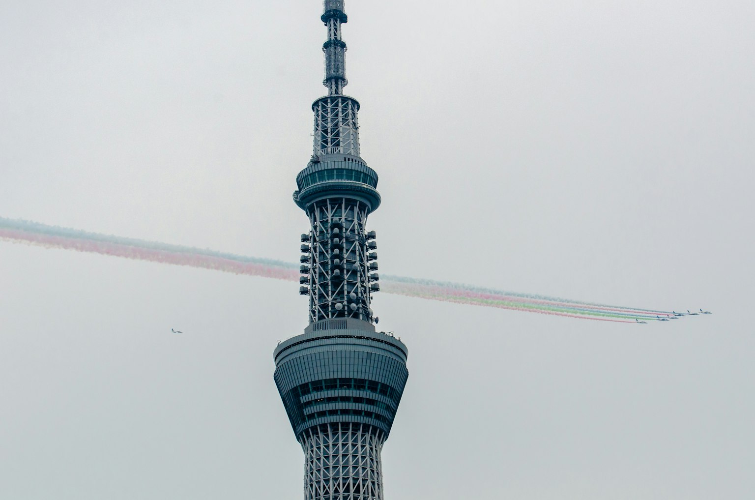 Tokyo Skytree che si erge sopra un cielo nuvoloso
