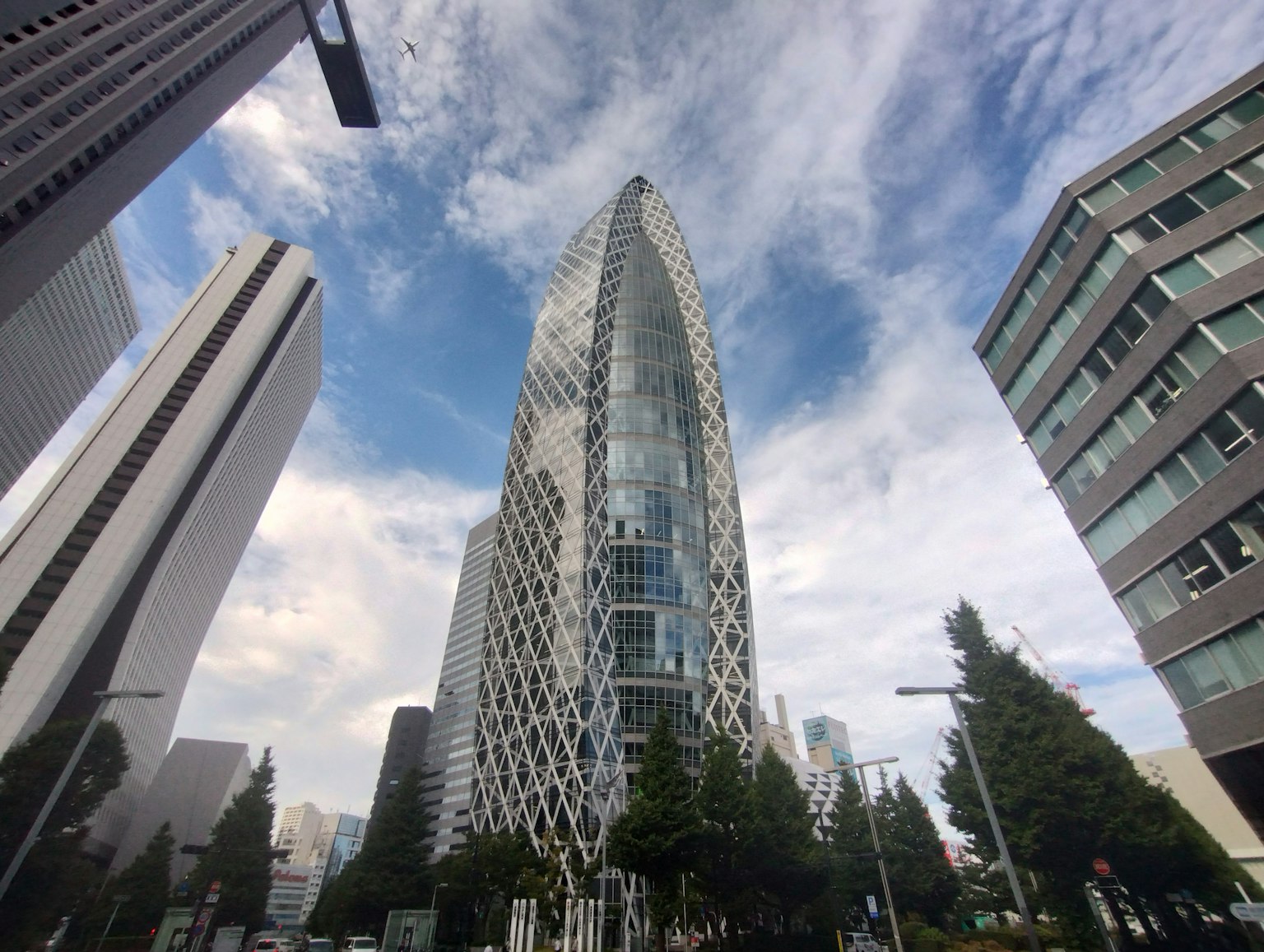 Edificio di forma unica a Tokyo con sfondo di cielo blu