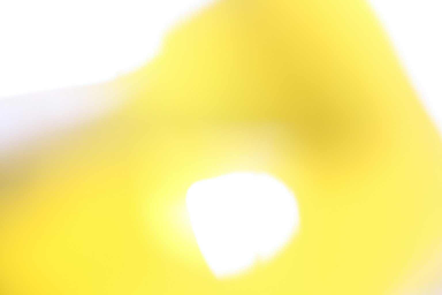 Lumière jaune floue avec un fond blanc abstrait