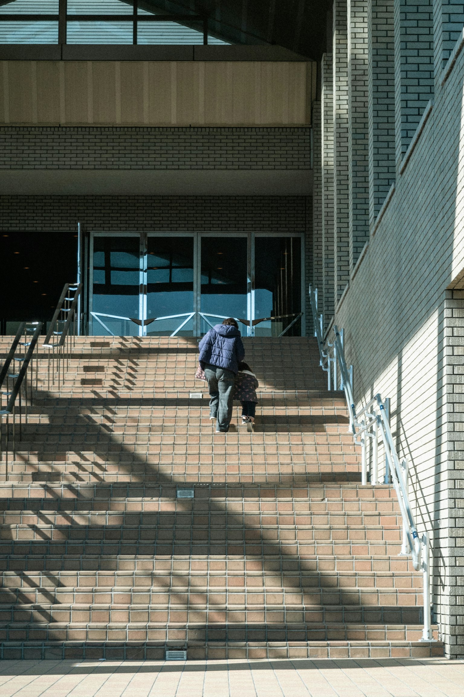 爬樓梯的人與建築外觀的陰影