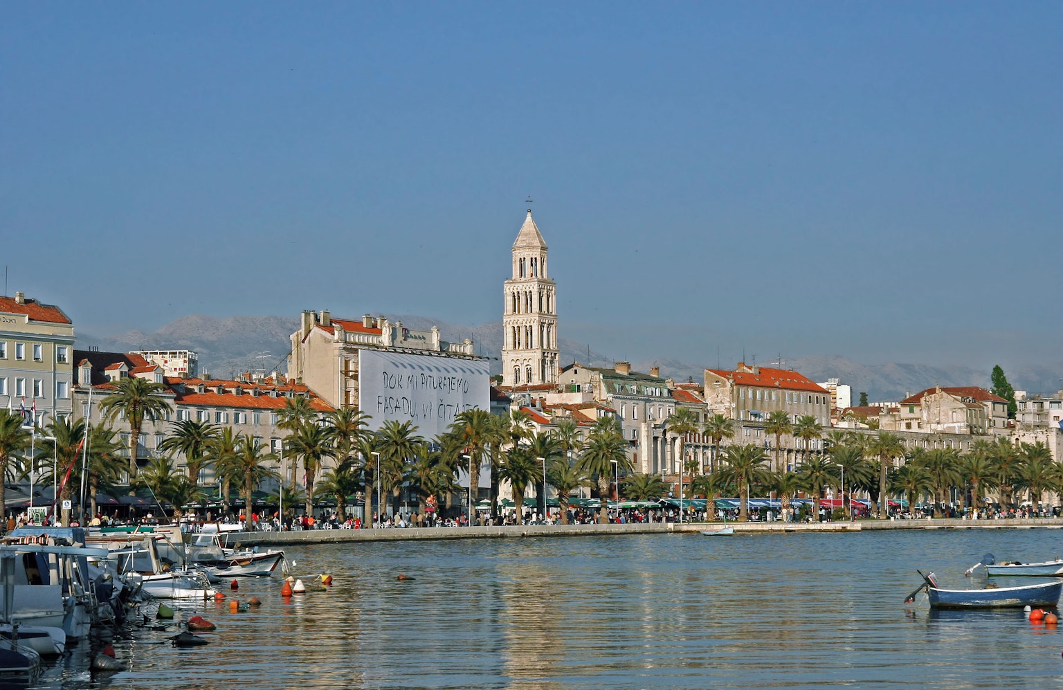 Vista del paseo marítimo de Split con edificios históricos