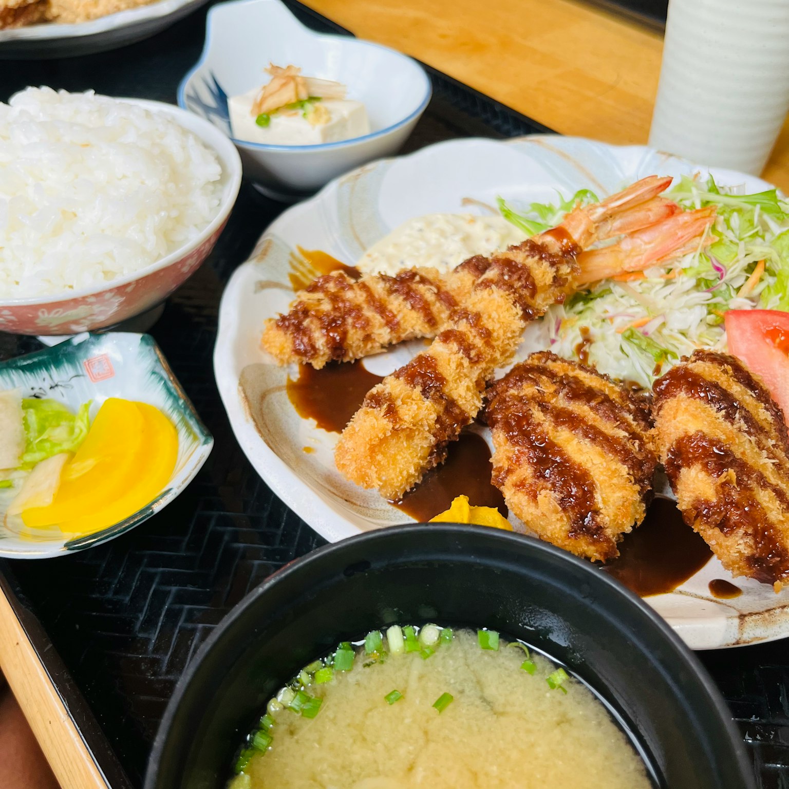 美味的日本定食 包括炸雞和蝦天婦羅 配沙拉和米飯 味噌湯