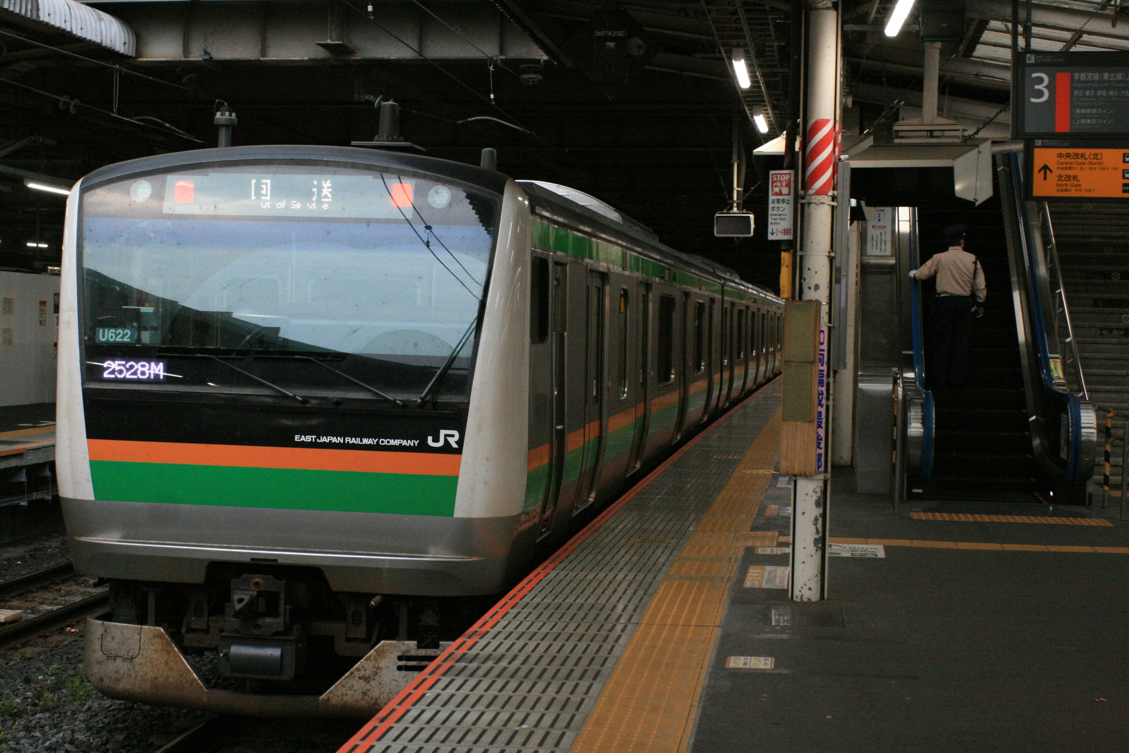 ホームに停車するJRの電車と改札口のある駅構内