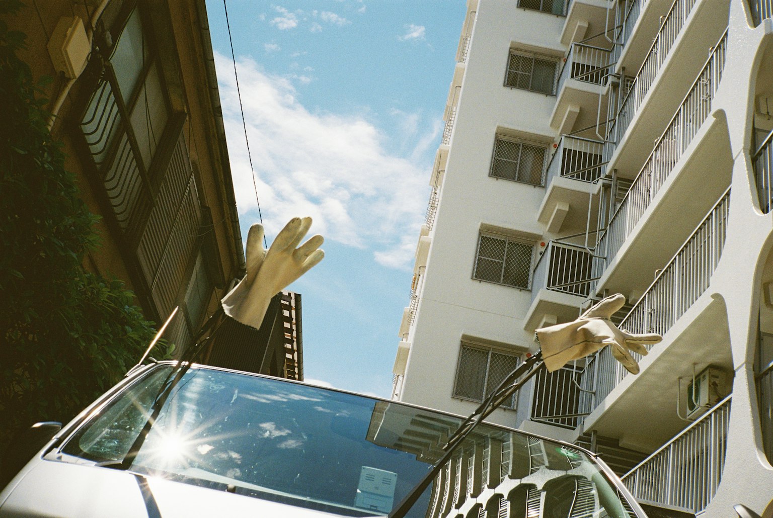青空の下にある車の上に手袋が置かれている
