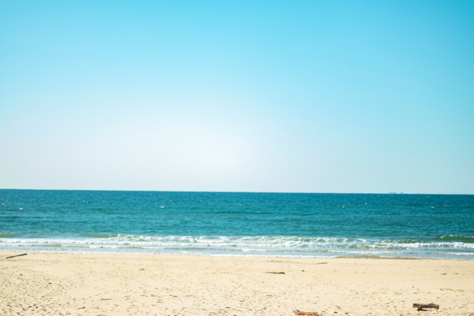 Escena de playa con océano azul y cielo despejado