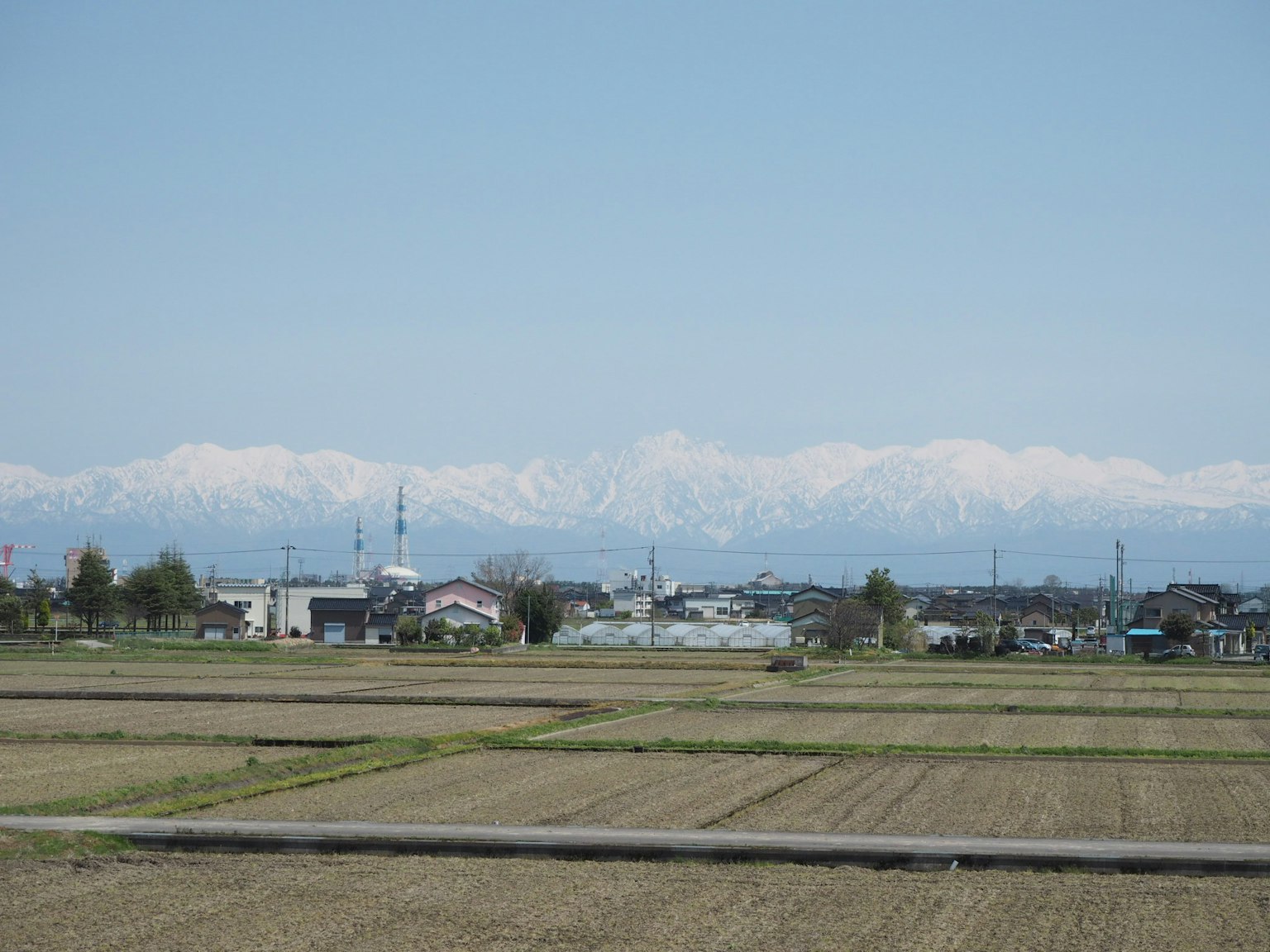 雪山與廣闊的農村風景