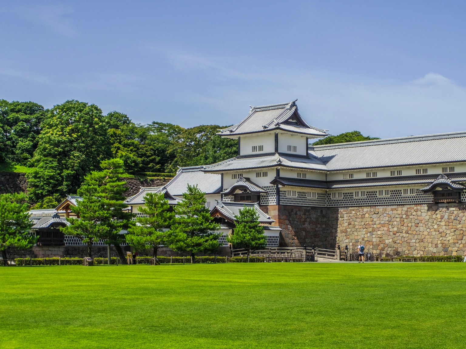 美麗的日本城堡與綠色草坪景觀