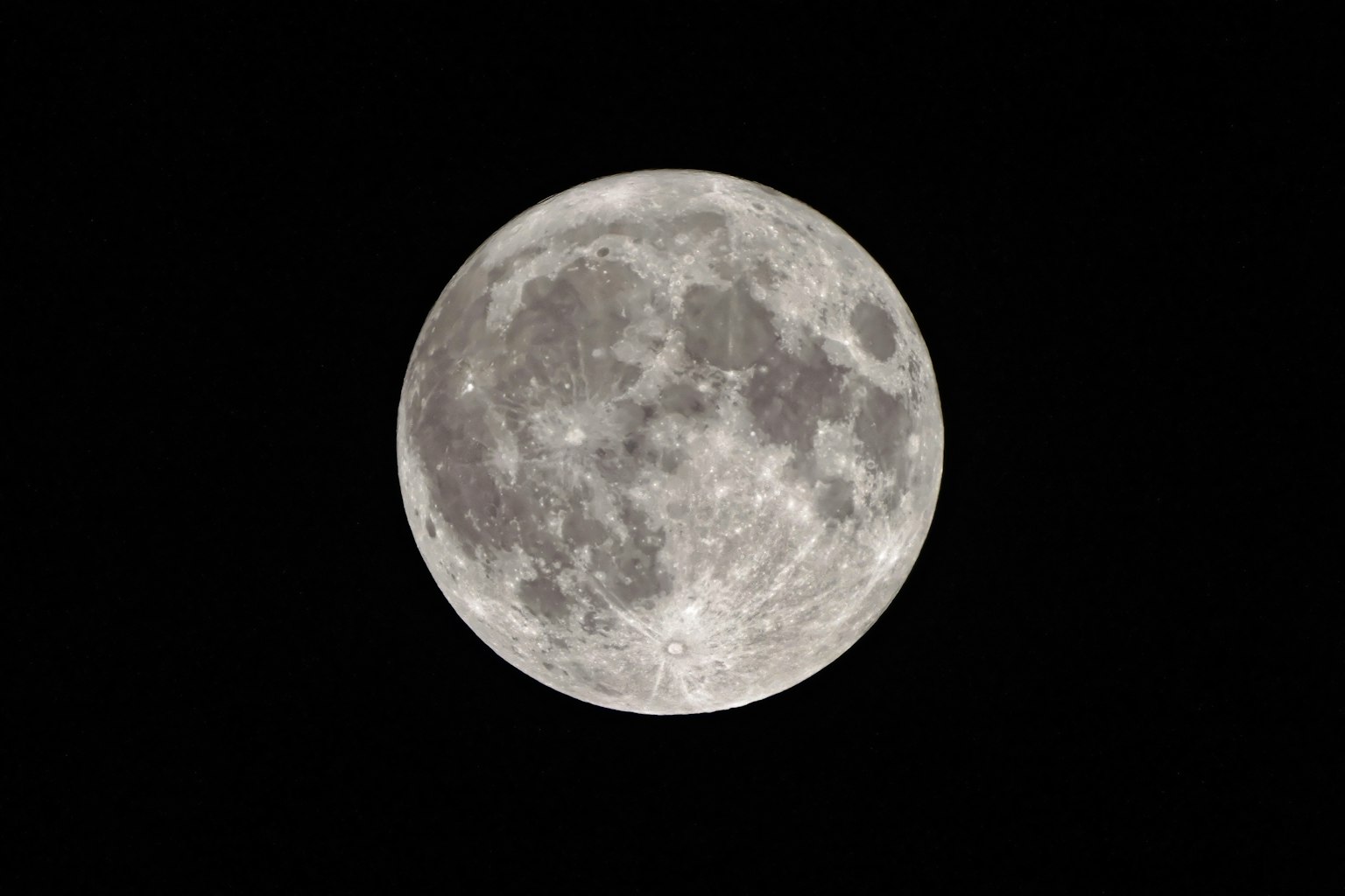 Una imagen clara de una luna llena brillando en el cielo nocturno