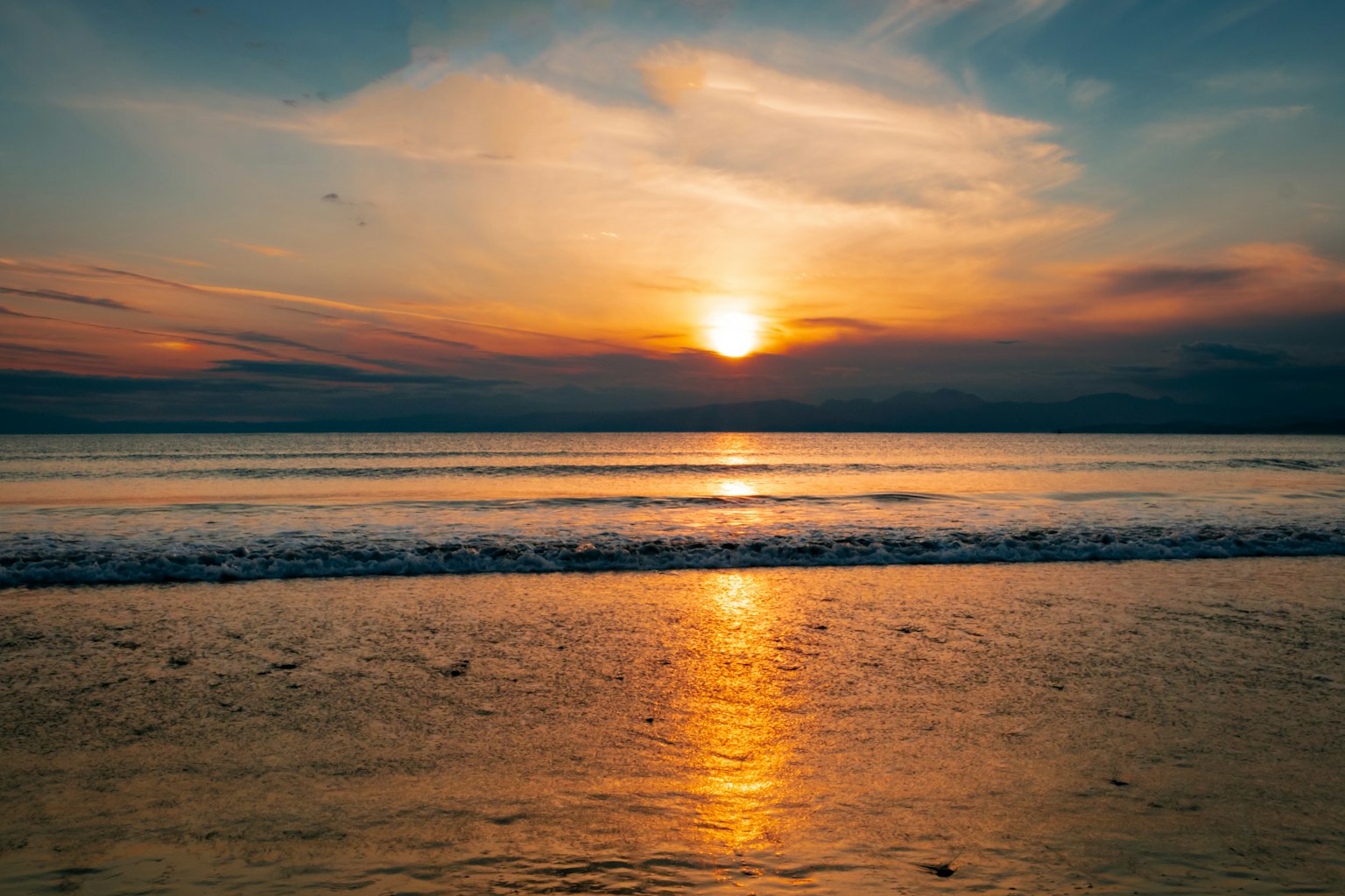 Magnifique paysage maritime avec coucher de soleil