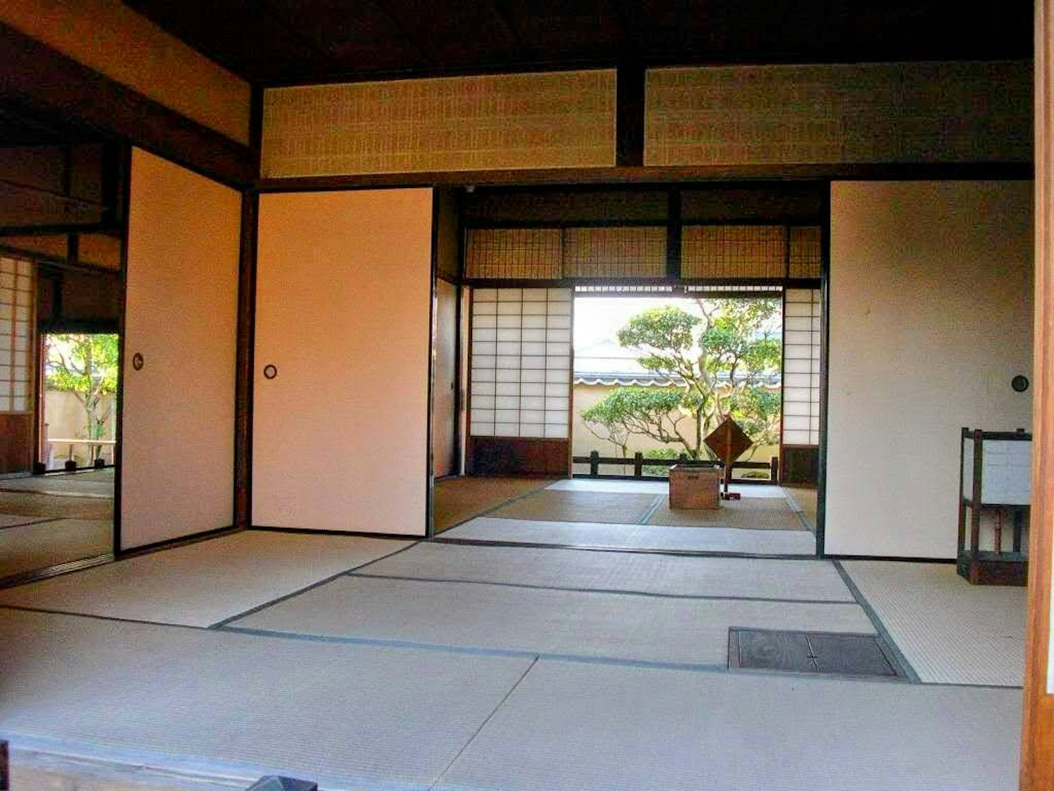 Góc nhìn bên trong của một phòng tatami truyền thống của Nhật Bản với cửa shoji và cảnh vườn