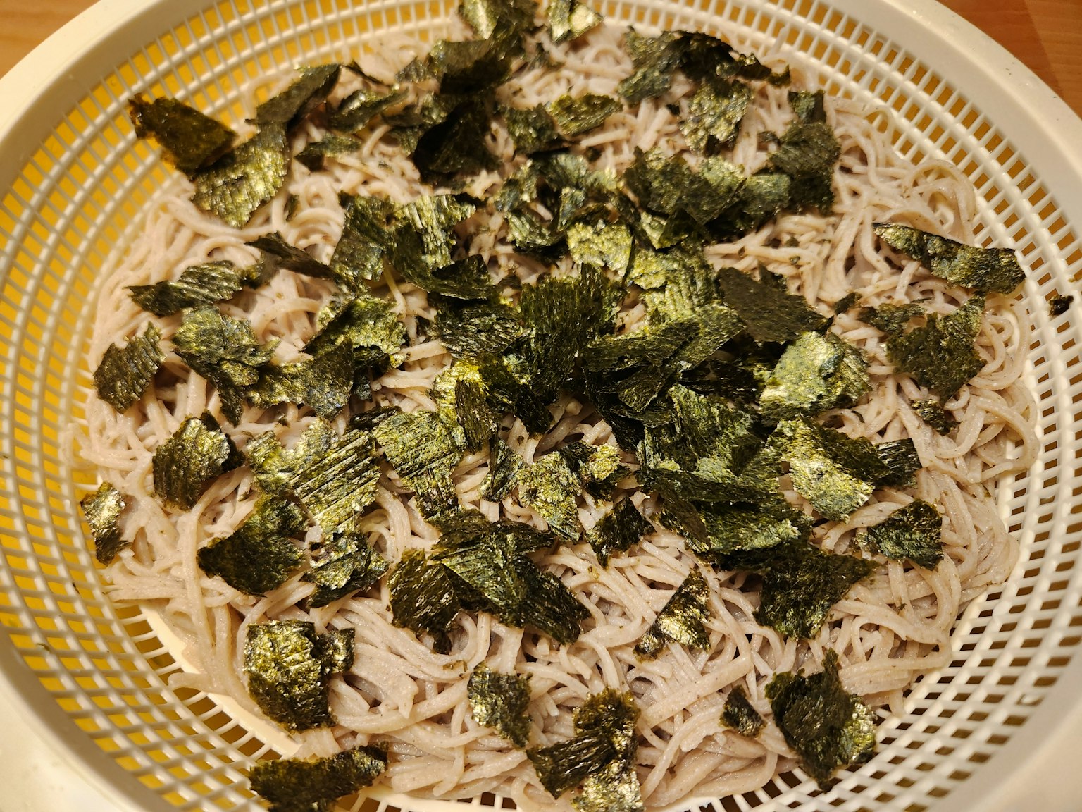 碗裡放著蕎麥麵，撒上切碎的海苔