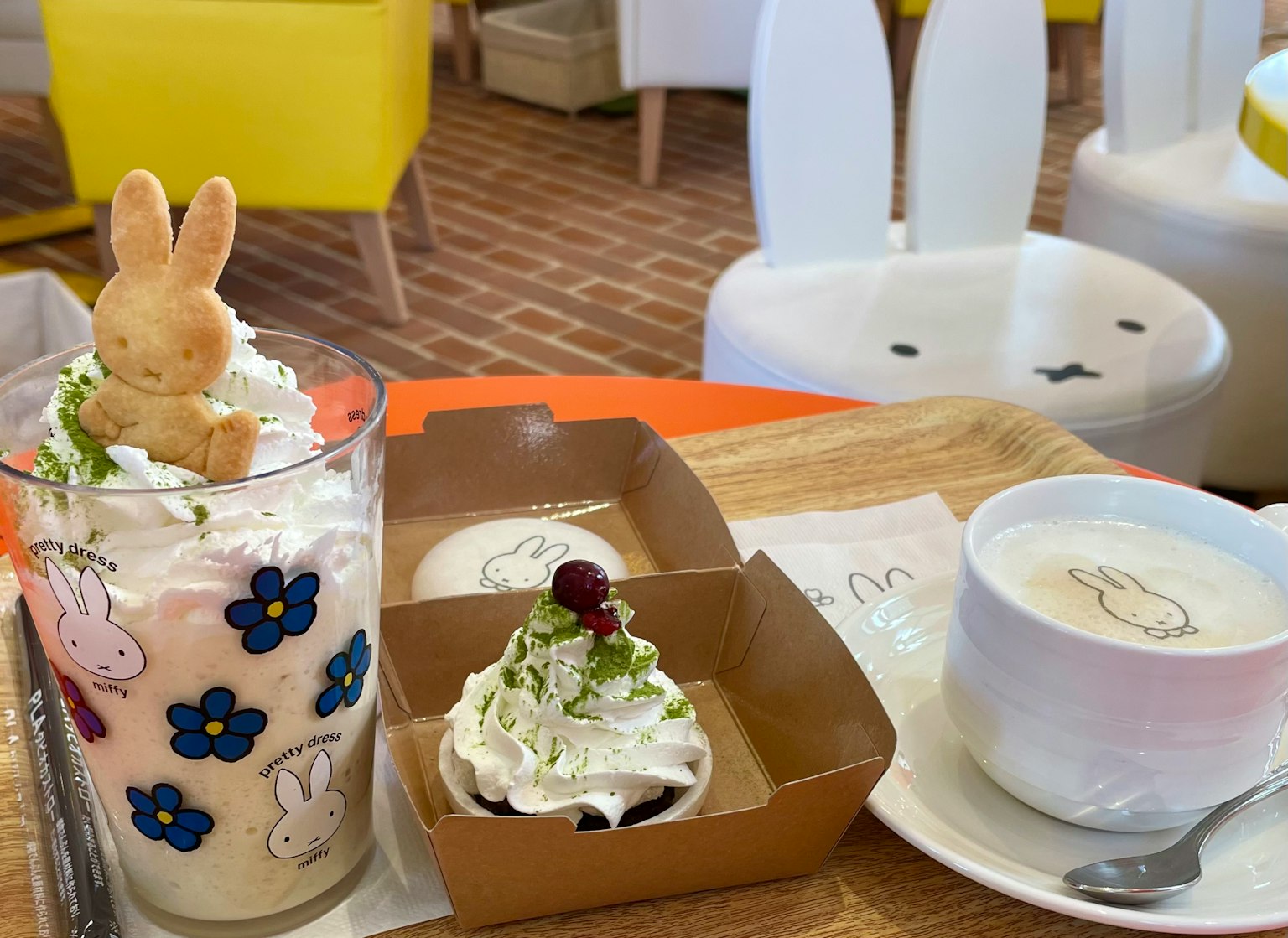 Sajian dessert dan minuman dengan kue kelinci lucu di atasnya