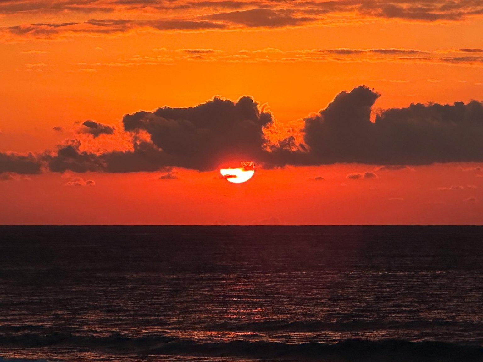 Paysage magnifique d'un coucher de soleil sur l'océan ciel orange et violet avec des nuages