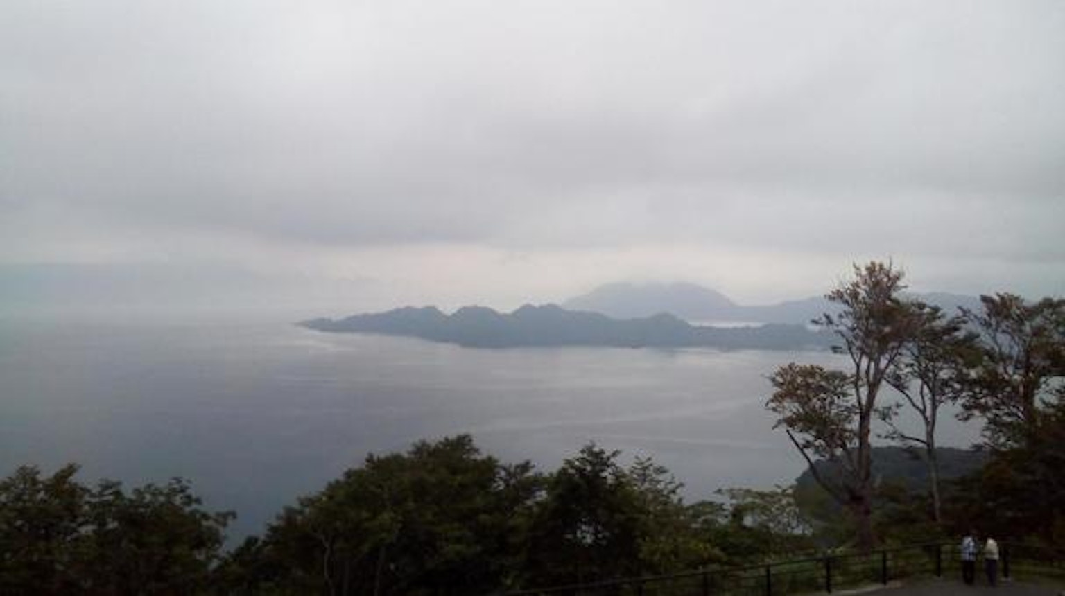 多云天空下的岛屿和海洋的风景