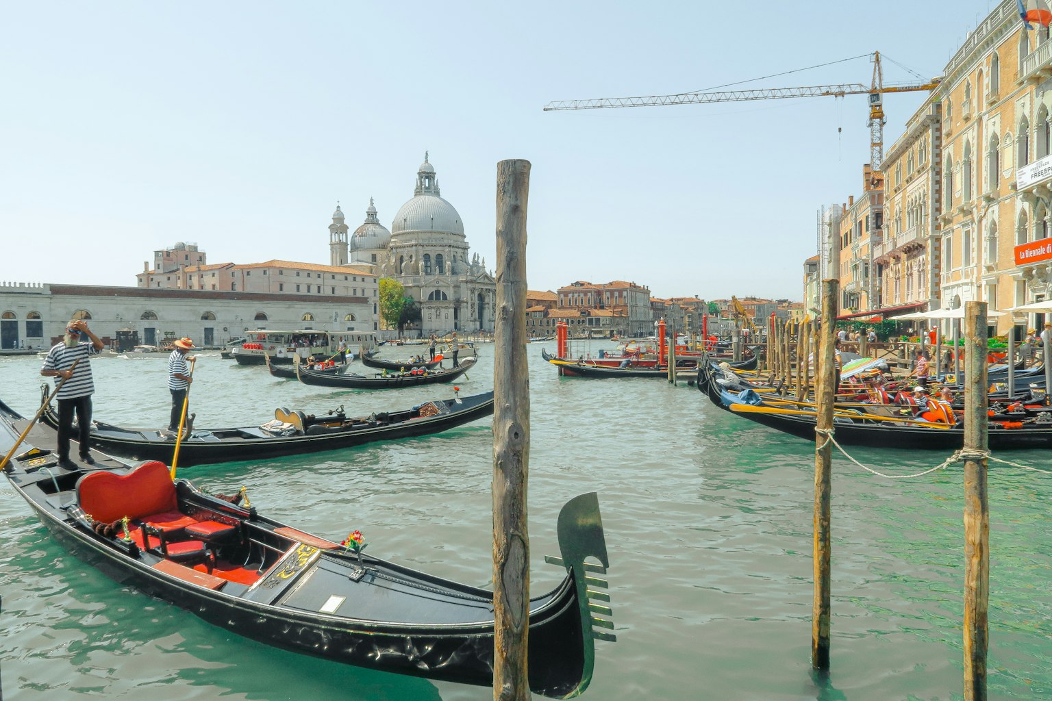 Gondola trên các kênh của Venice với các tòa nhà lịch sử