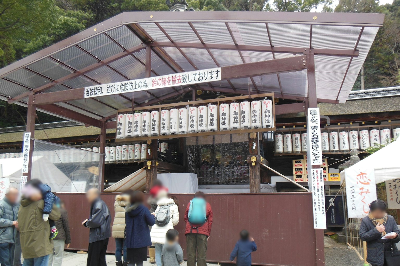 神社入口的有顶结构有许多灯笼和人们