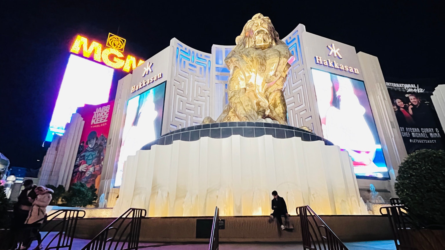 Statue de lion doré et fontaine au MGM Grand la nuit