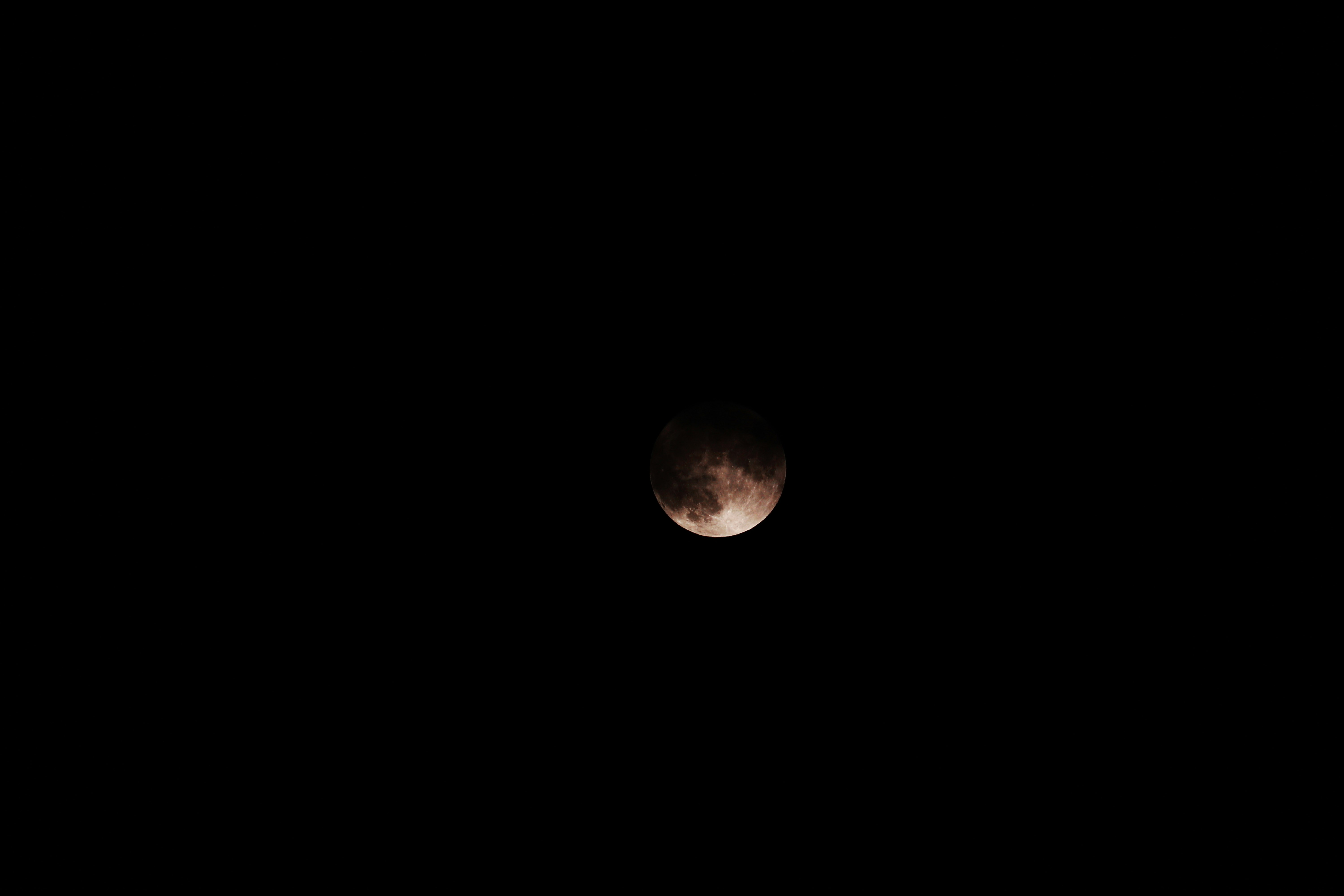 silhueta de la luna con eclipse parcial sobre cielo negro