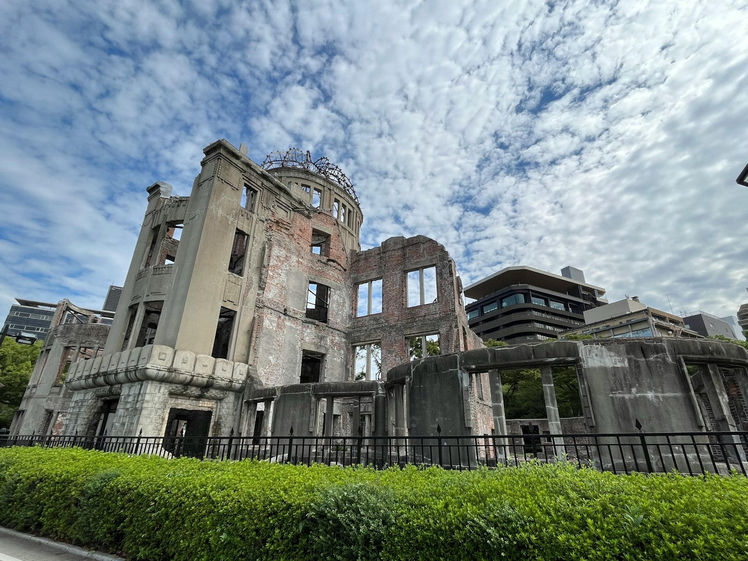 廣島和平紀念館，歷史遺跡與藍天背景