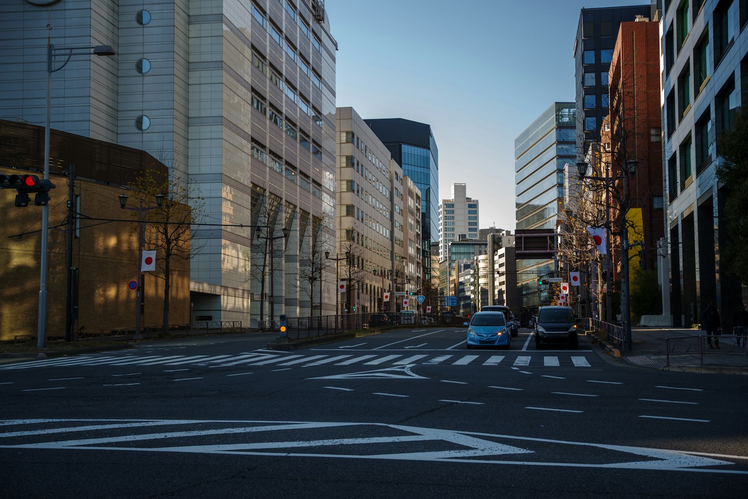 Scène urbaine avec des bâtiments et une intersection