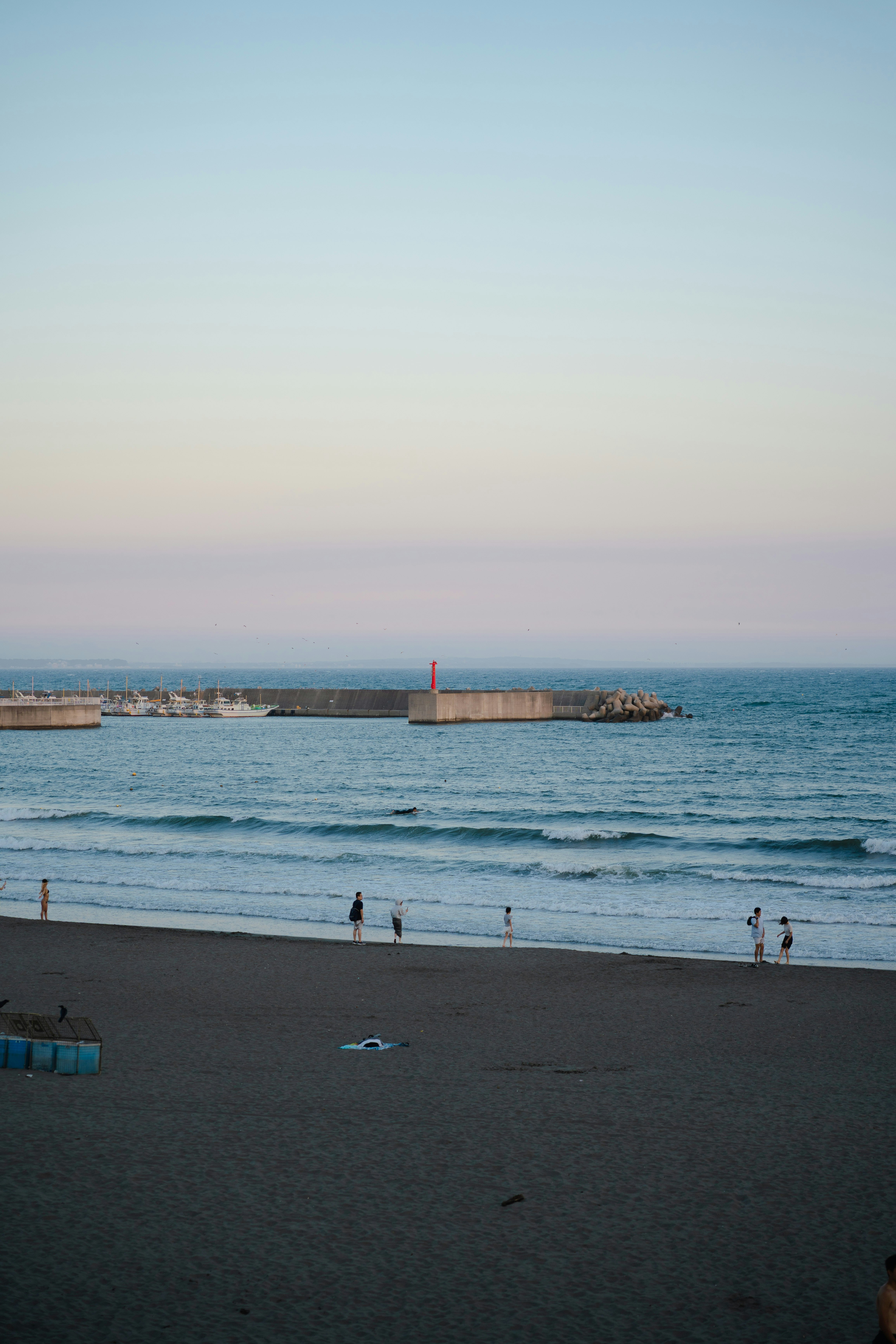 Piccolo faro rosso a est di Enoshima sulla spiaggia