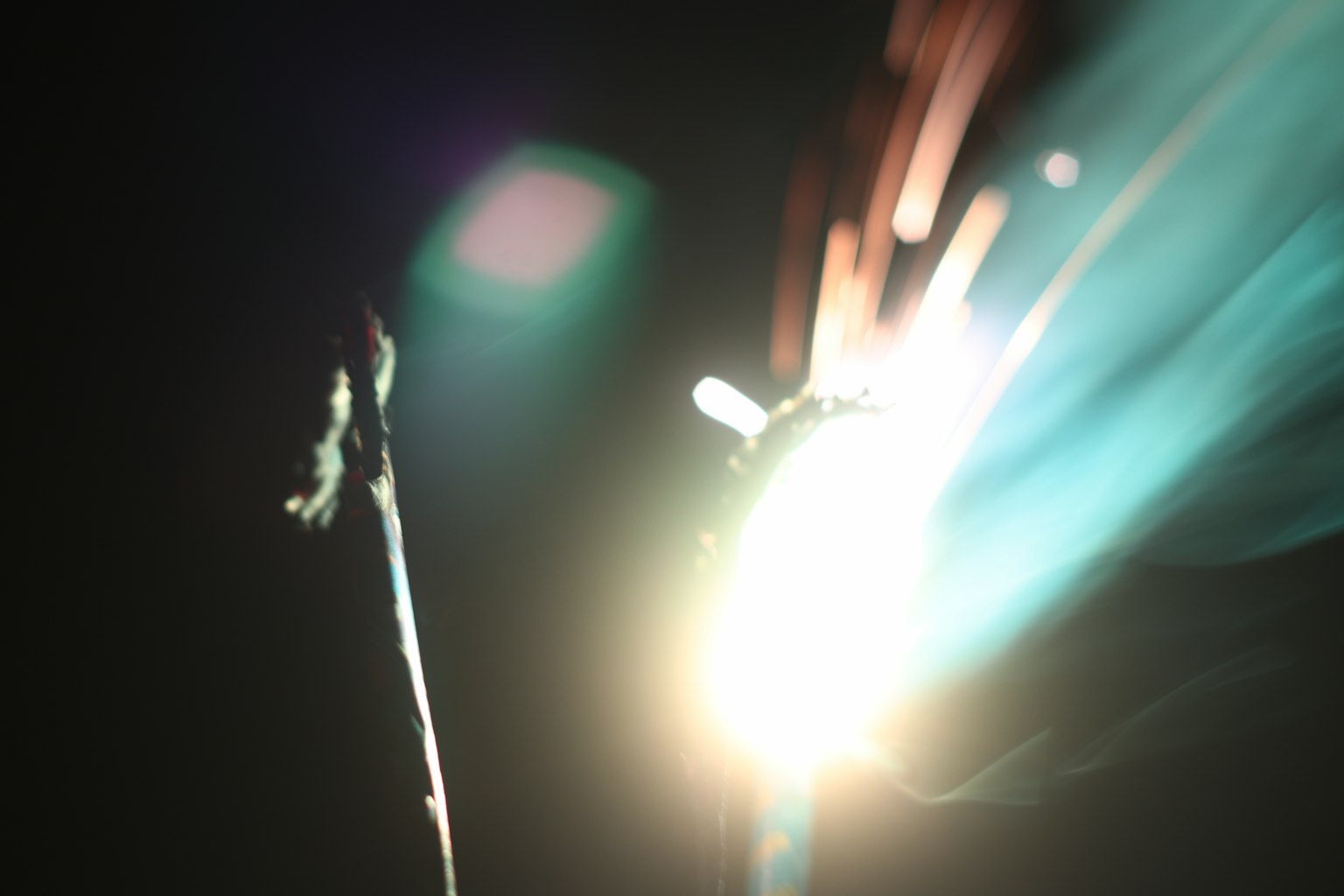Ein Lichtblitz und Funken in einer dunklen Umgebung