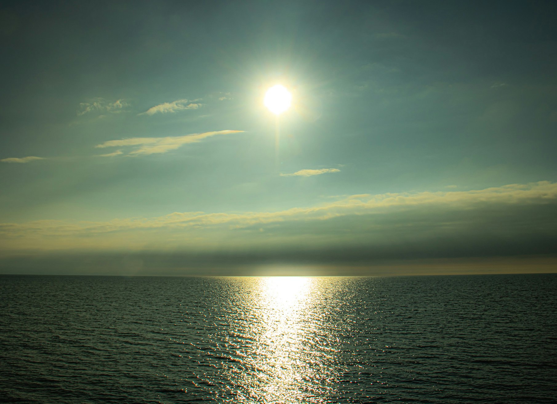 水平線に沈む夕日と広がる海の風景