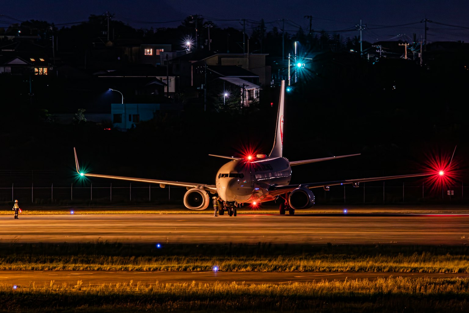 Aereo illuminato sulla pista di notte