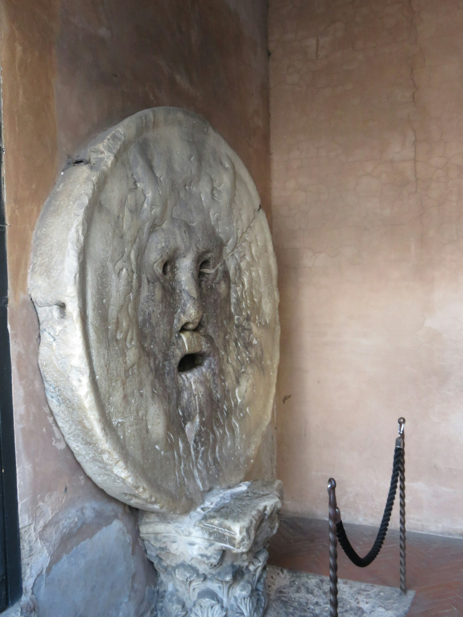 Eine Steinskulptur, bekannt als der Mund der Wahrheit, mit einem sichtbaren Gesicht