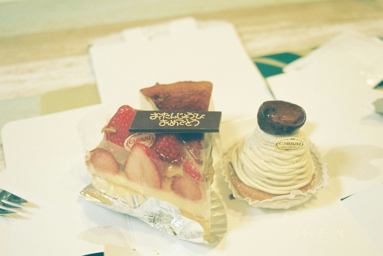 Assiette de gâteau et dessert à la crème avec des fraises et un glaçage au chocolat