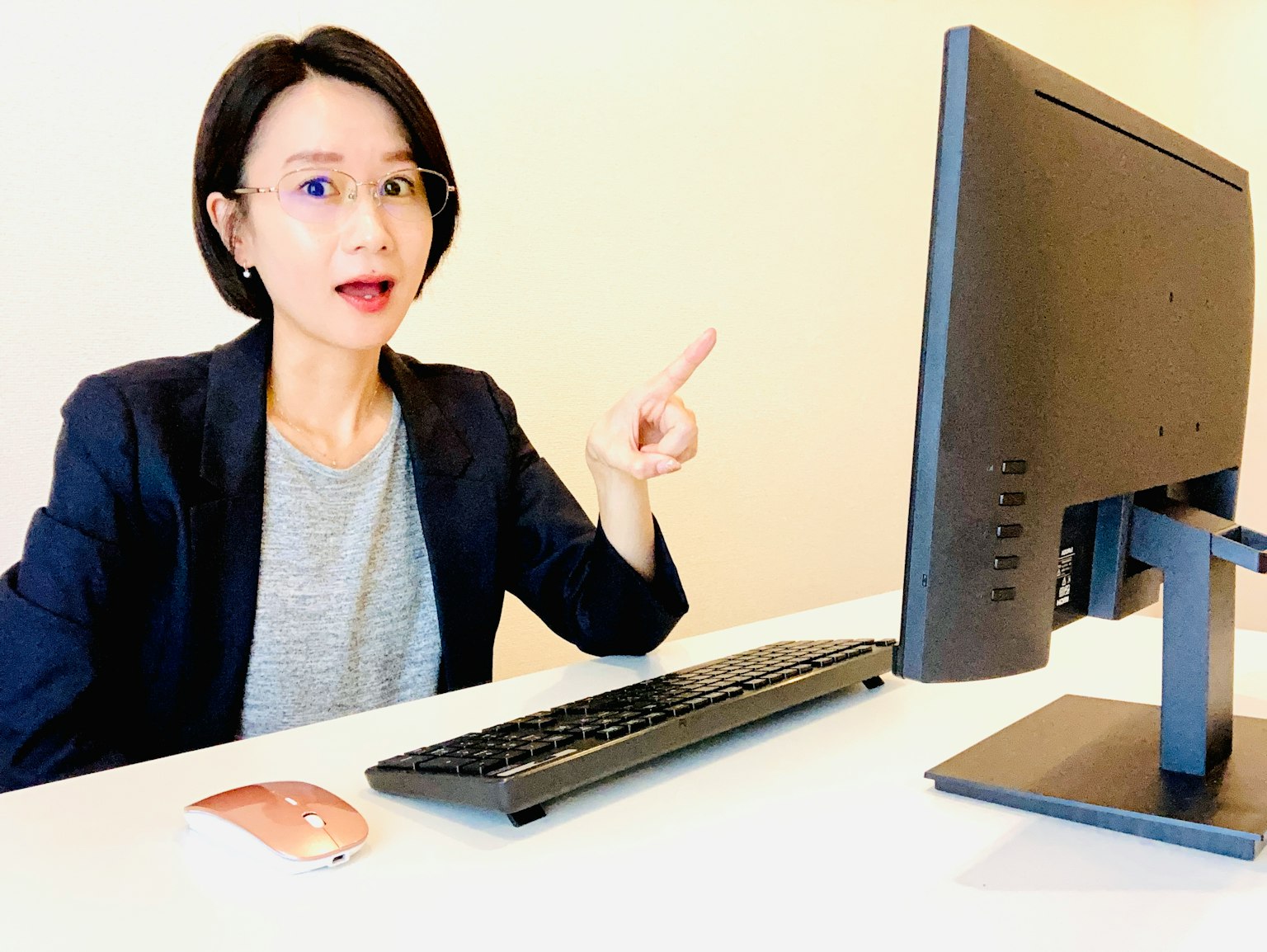 Scena aziendale di una donna che parla davanti a un computer