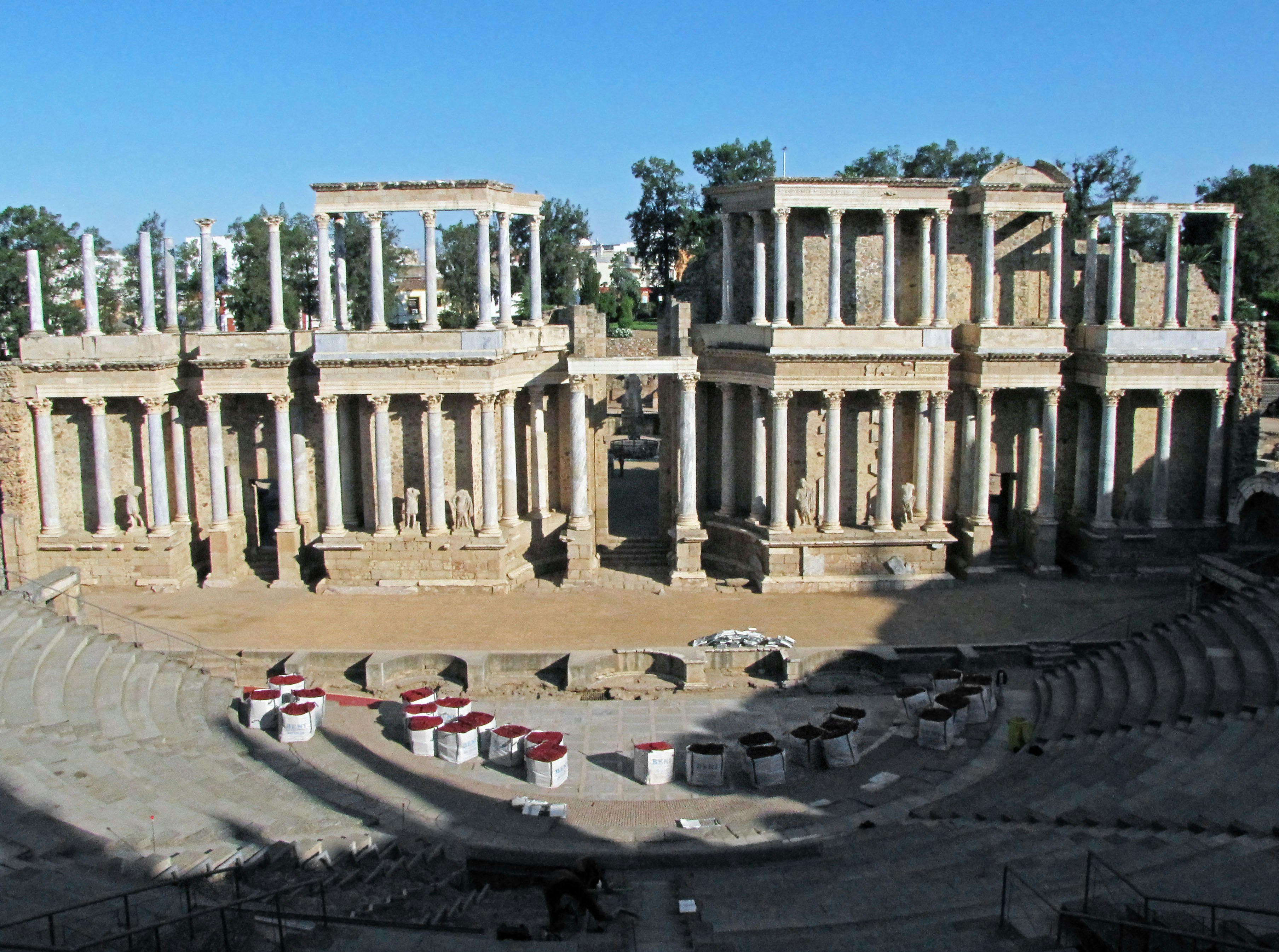 半圆形剧场遗址与柱廊的古代建筑景观