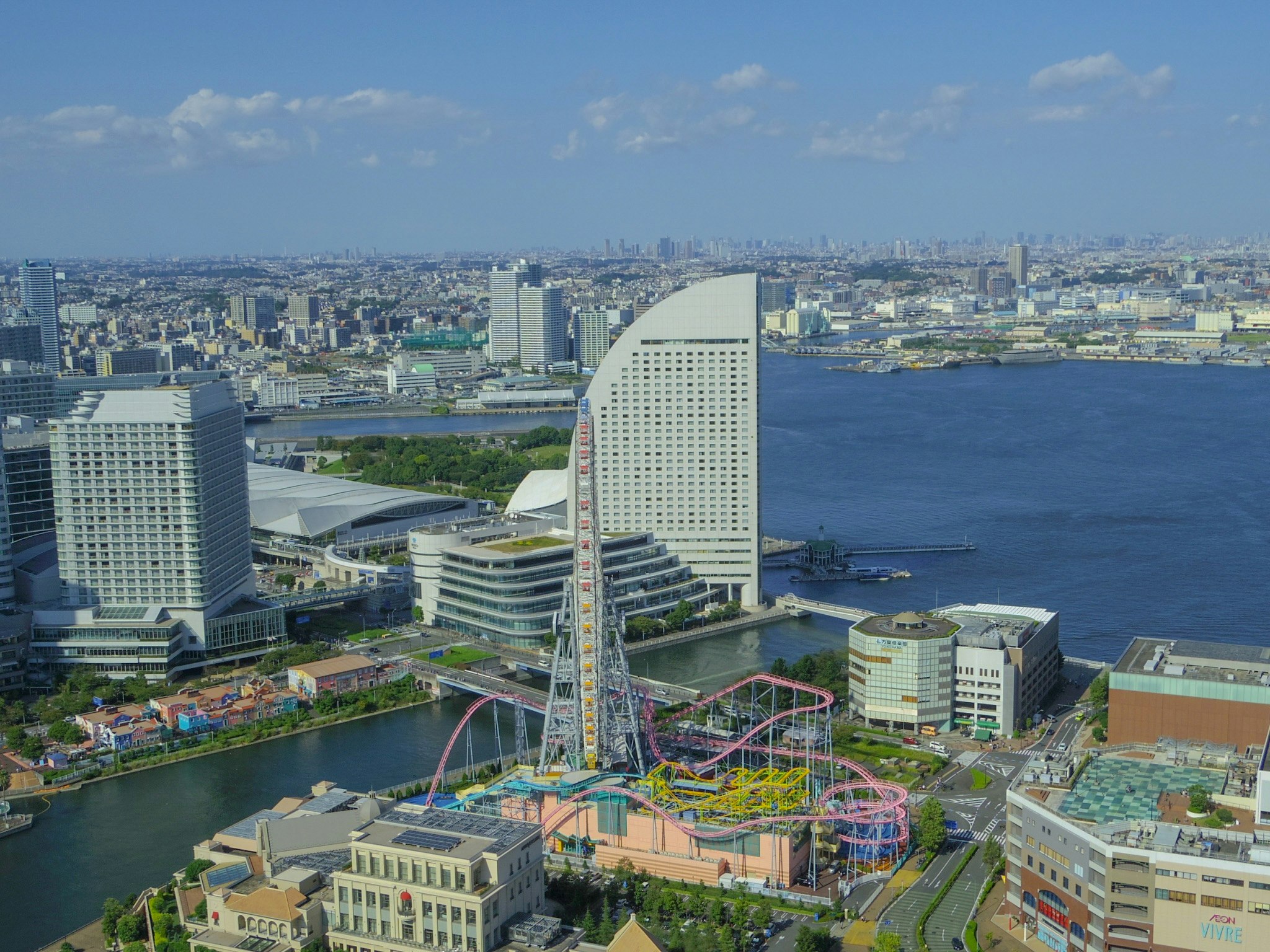 河畔城市天際線，高樓與摩天輪景觀