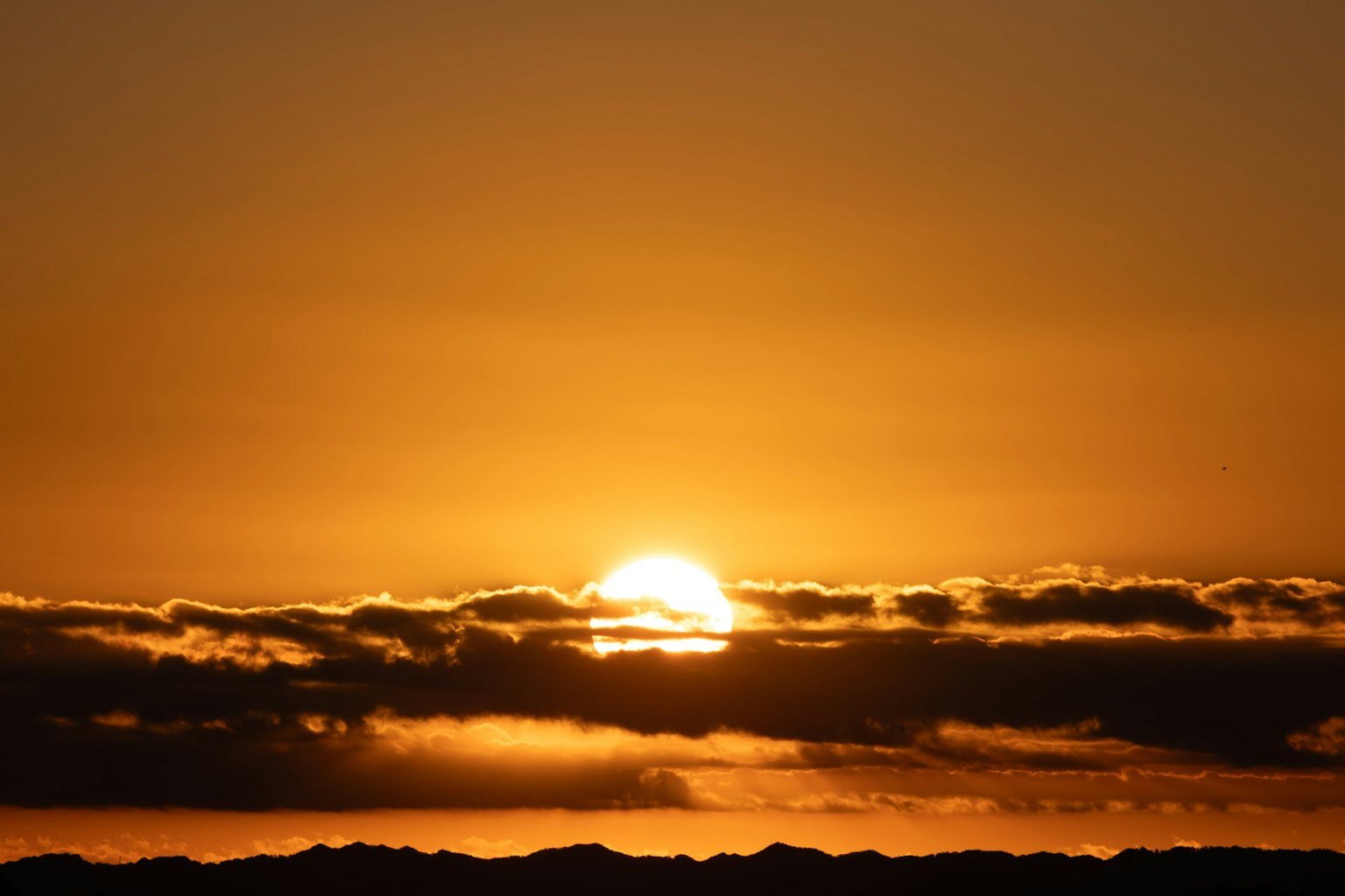 Hermoso atardecer con el sol elevándose sobre las nubes